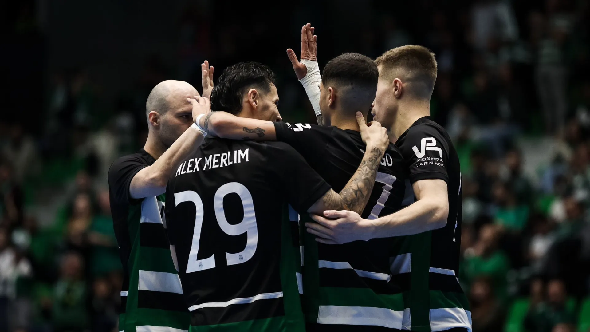 
                    Sporting bate Fundão. Benfica regressa aos triunfos ante o Caxinas
                