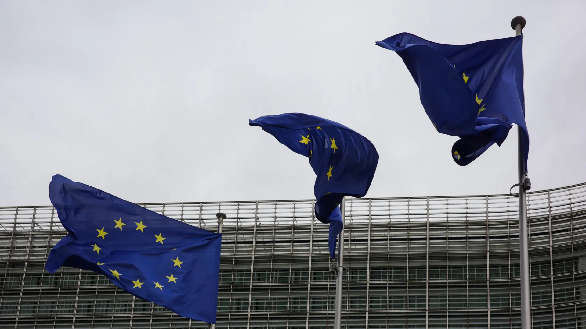 
                    Ucrânia. UE desembolsa 8.ª parcela de mil milhões de financiamento ERA
                
