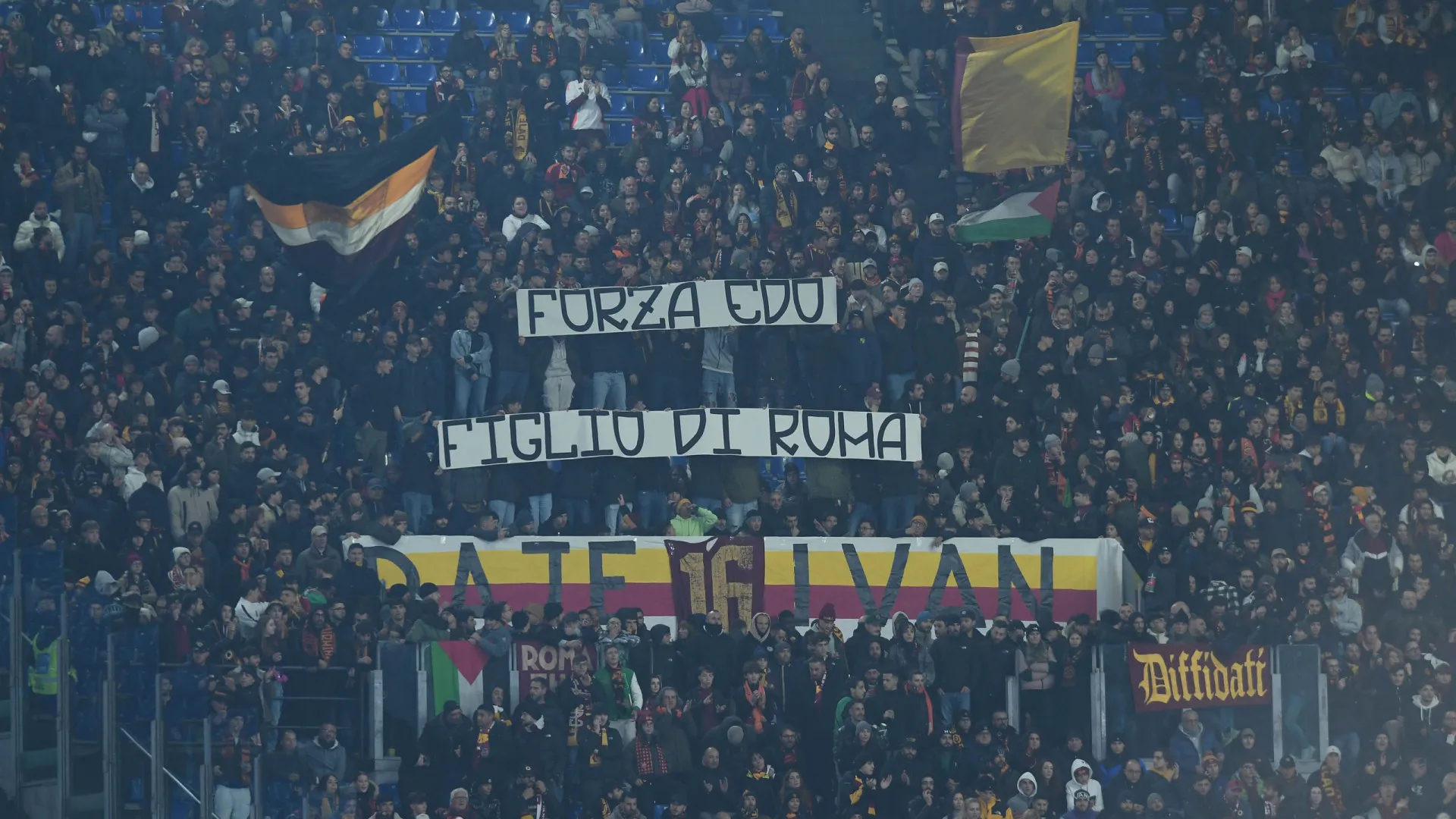 Adeptos e jogadores da AS Roma homenagearam Edoardo Bove