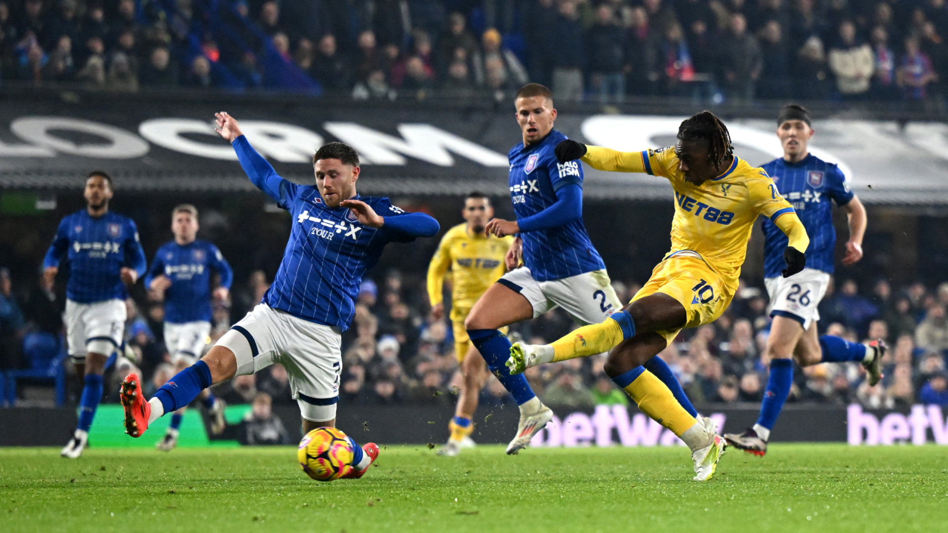 EM DIRETO: Van Nistelrooy sorri no primeiro jogo pelo Leicester