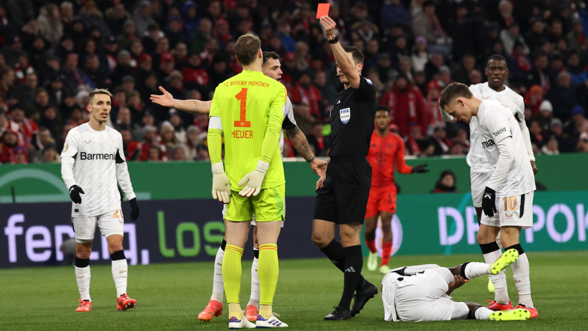 Neuer fez o que não devia e Bayern está fora da Taça. Bayer nos 'quartos'