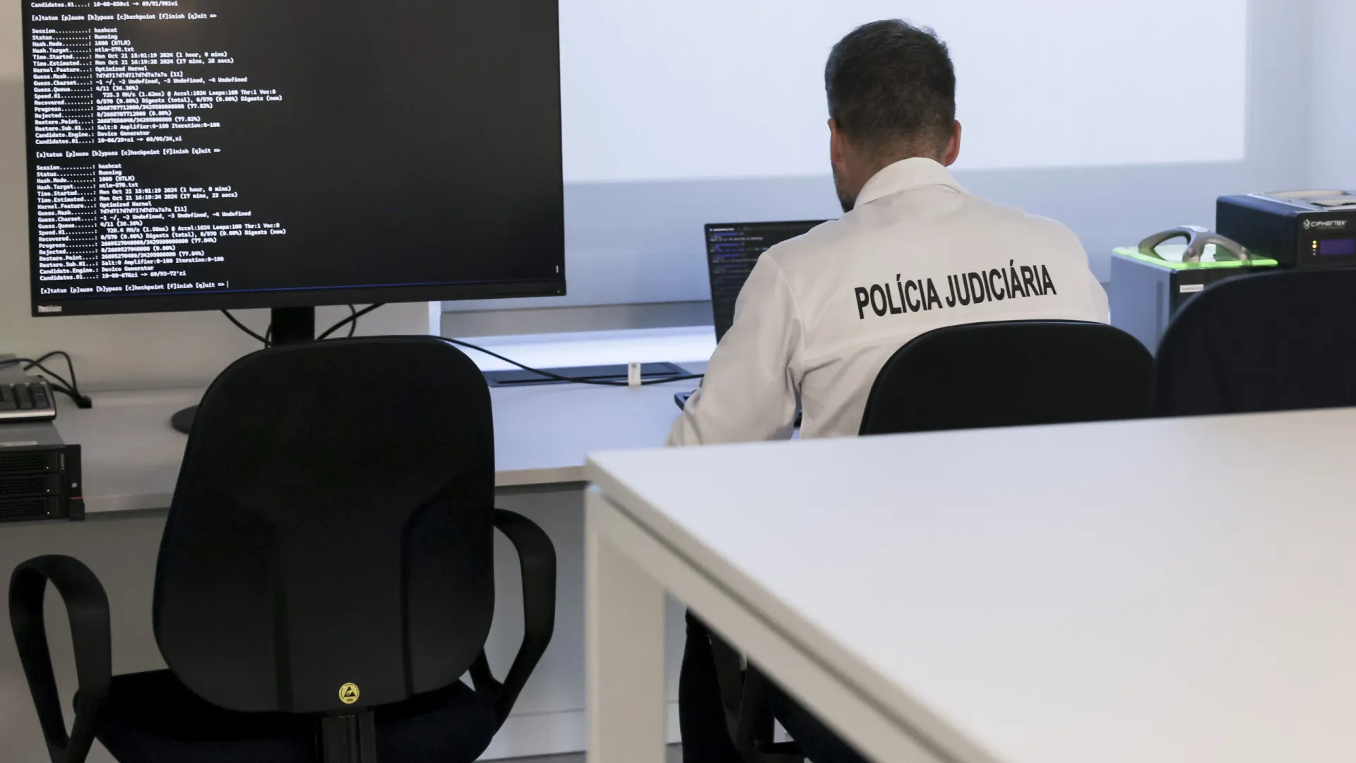 
                    PJ detém suspeito de burla de 700.000€ a empresa italiana
                