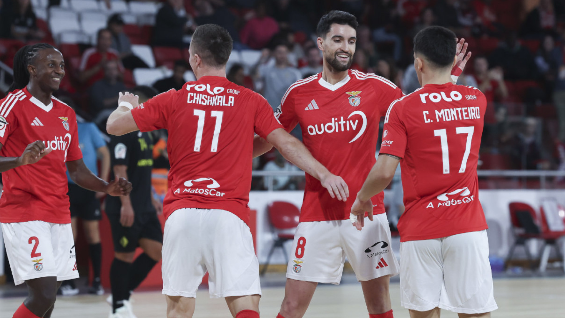 Benfica vence jogo 'louco' no Fundão e corre atrás do Sporting