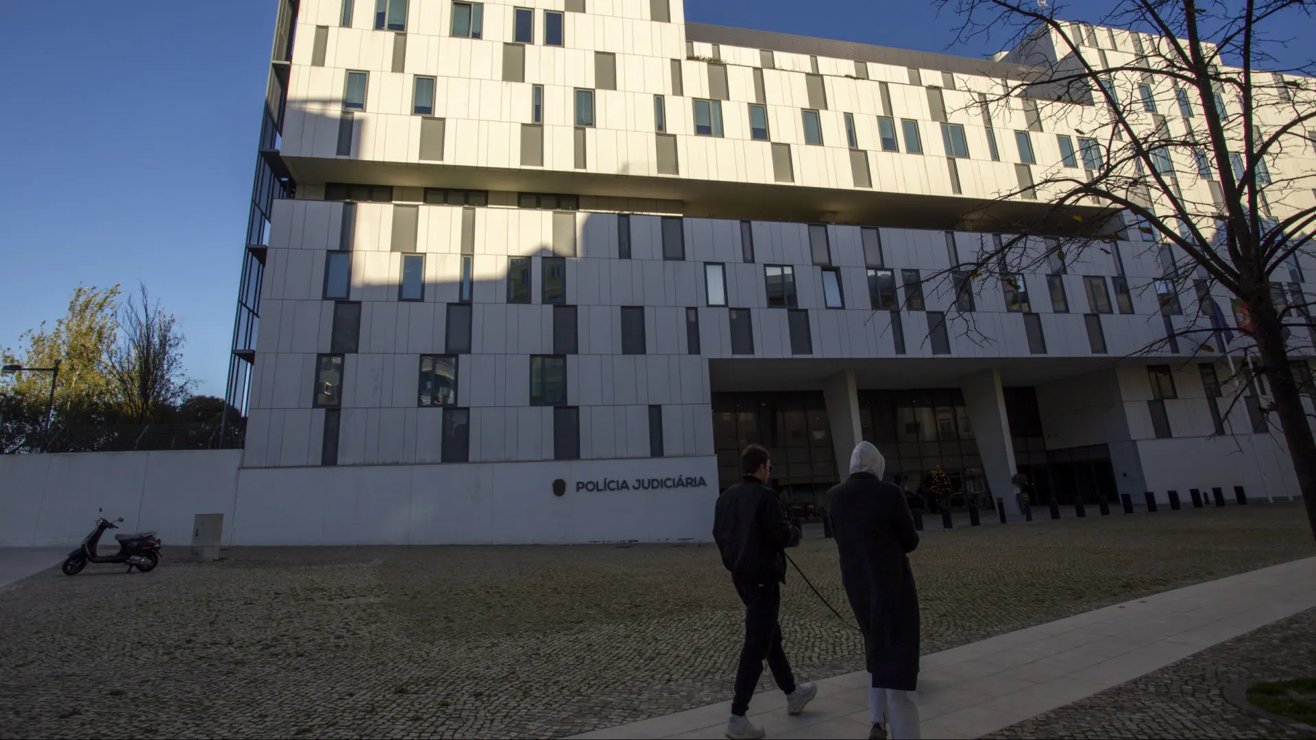 
                    Homem que baleou inspetores da PJ em domiciliária, filho em preventiva
                