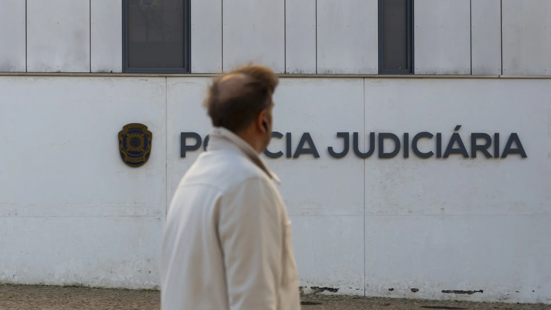 
                    Jovem morto a tiro em plena via pública no Barreiro. PJ investiga
                