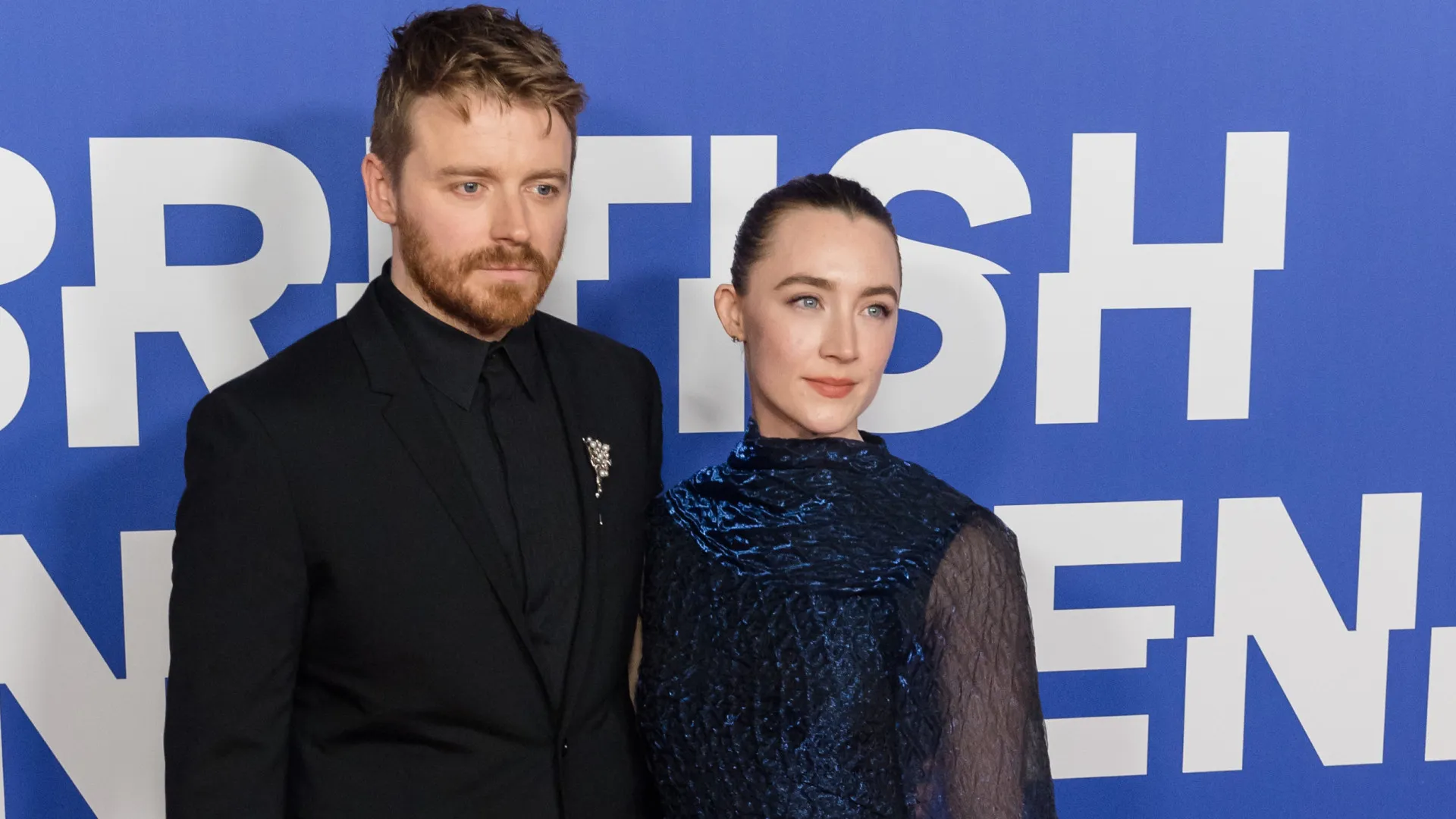 Saoirse Ronan deslumbra com elegante vestido azul ao lado do marido