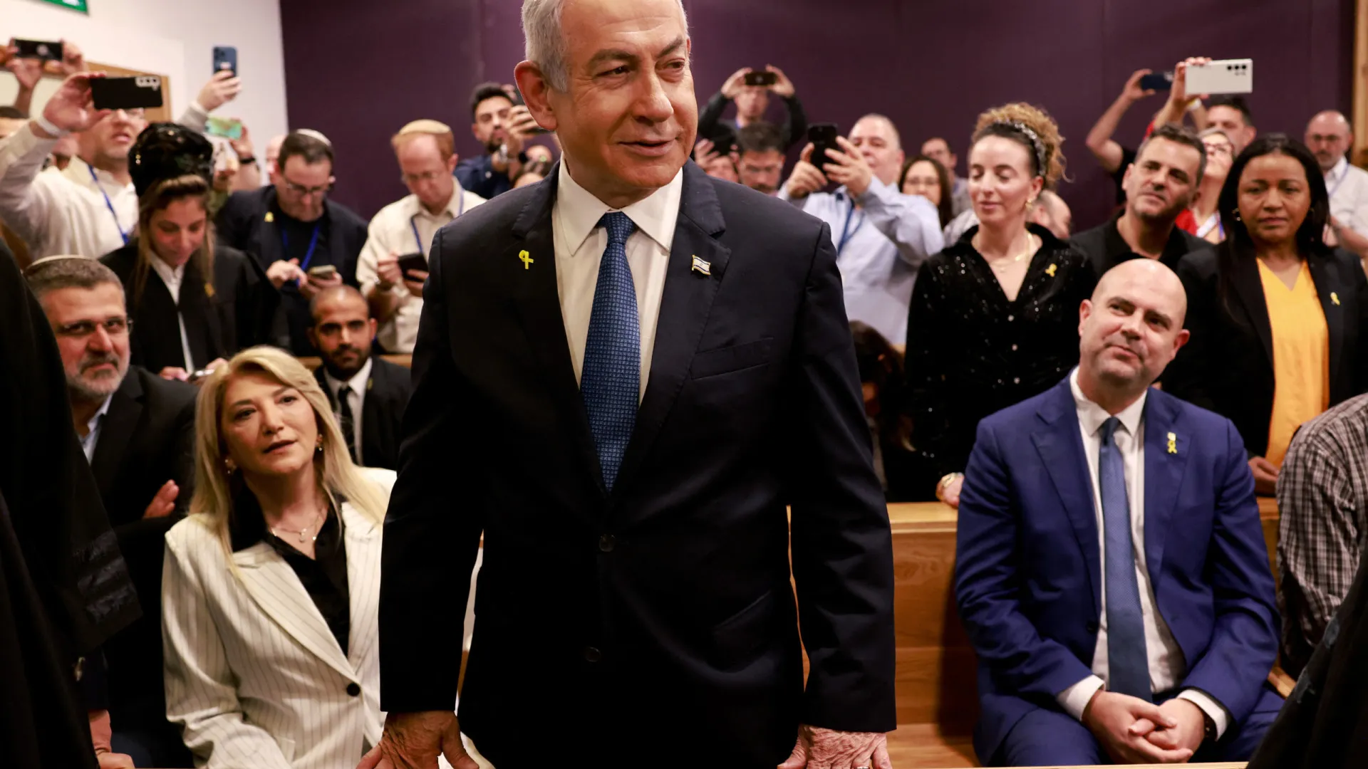 Netanyahu já se sentou no banco dos réus: Das imagens aos casos