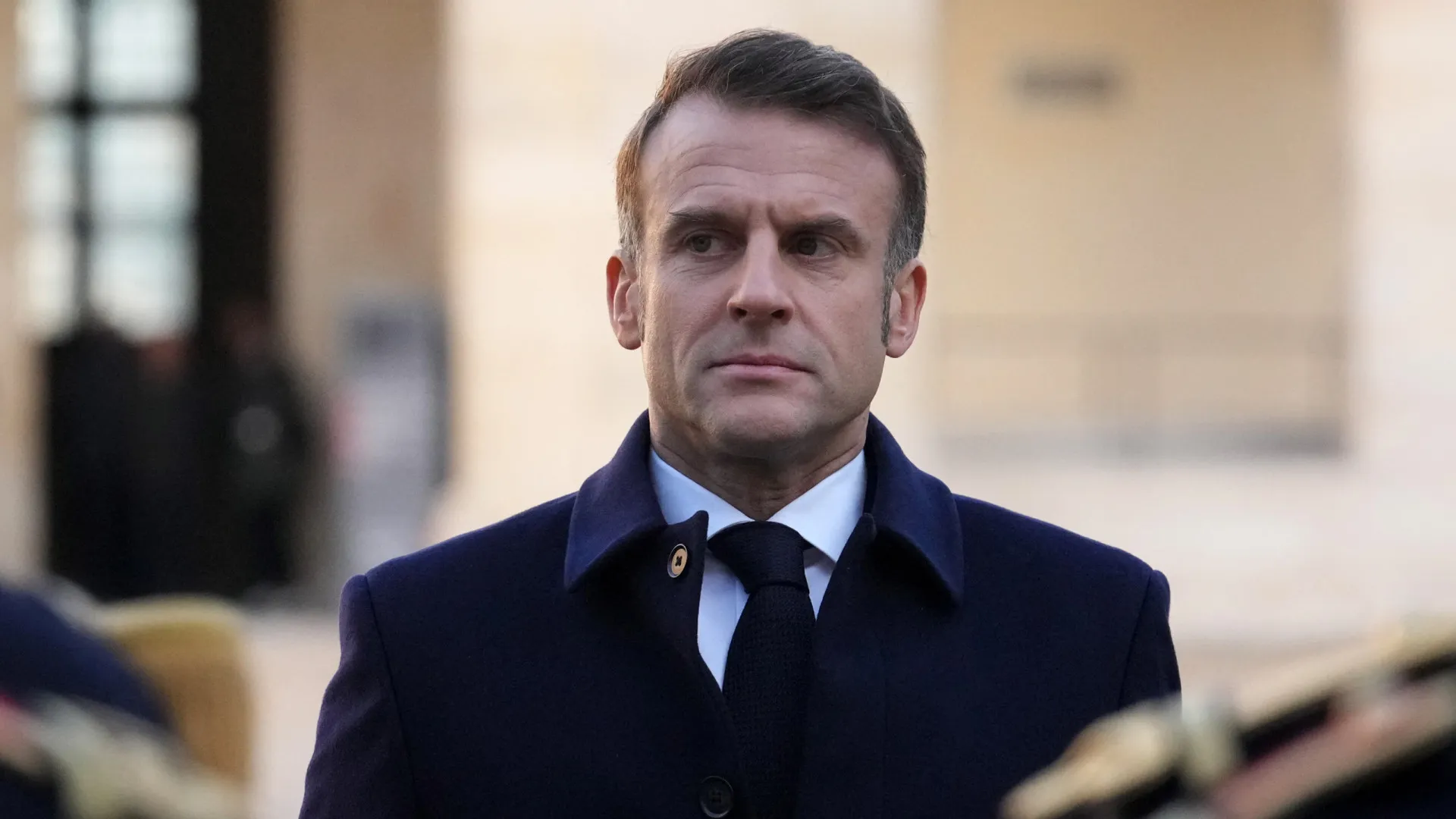 
                    Macron insta coligação a apoiar PM francês para superar moção
                