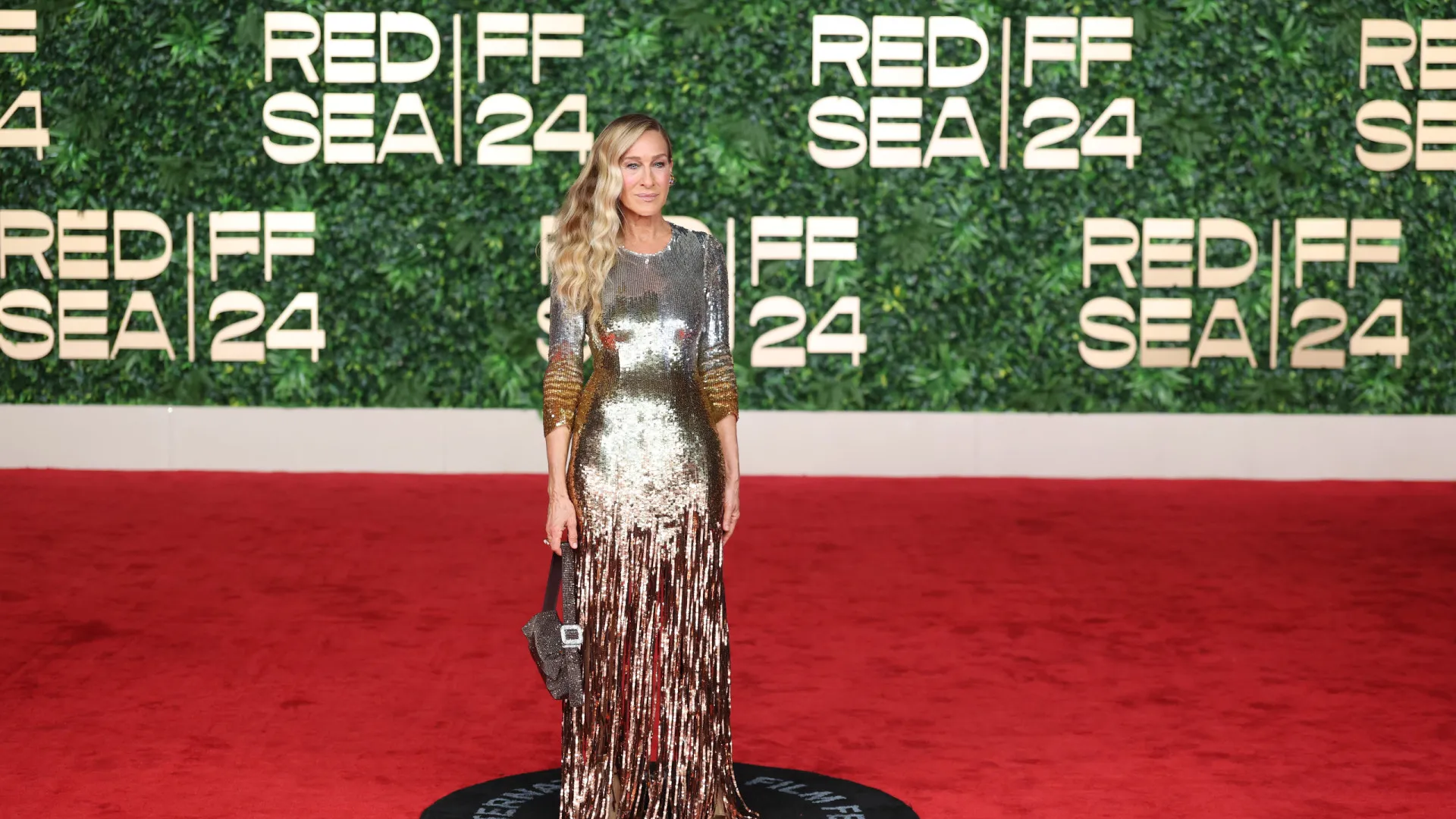 De lantejoulas, Sarah Jessica Parker 'rouba' as atenções em evento