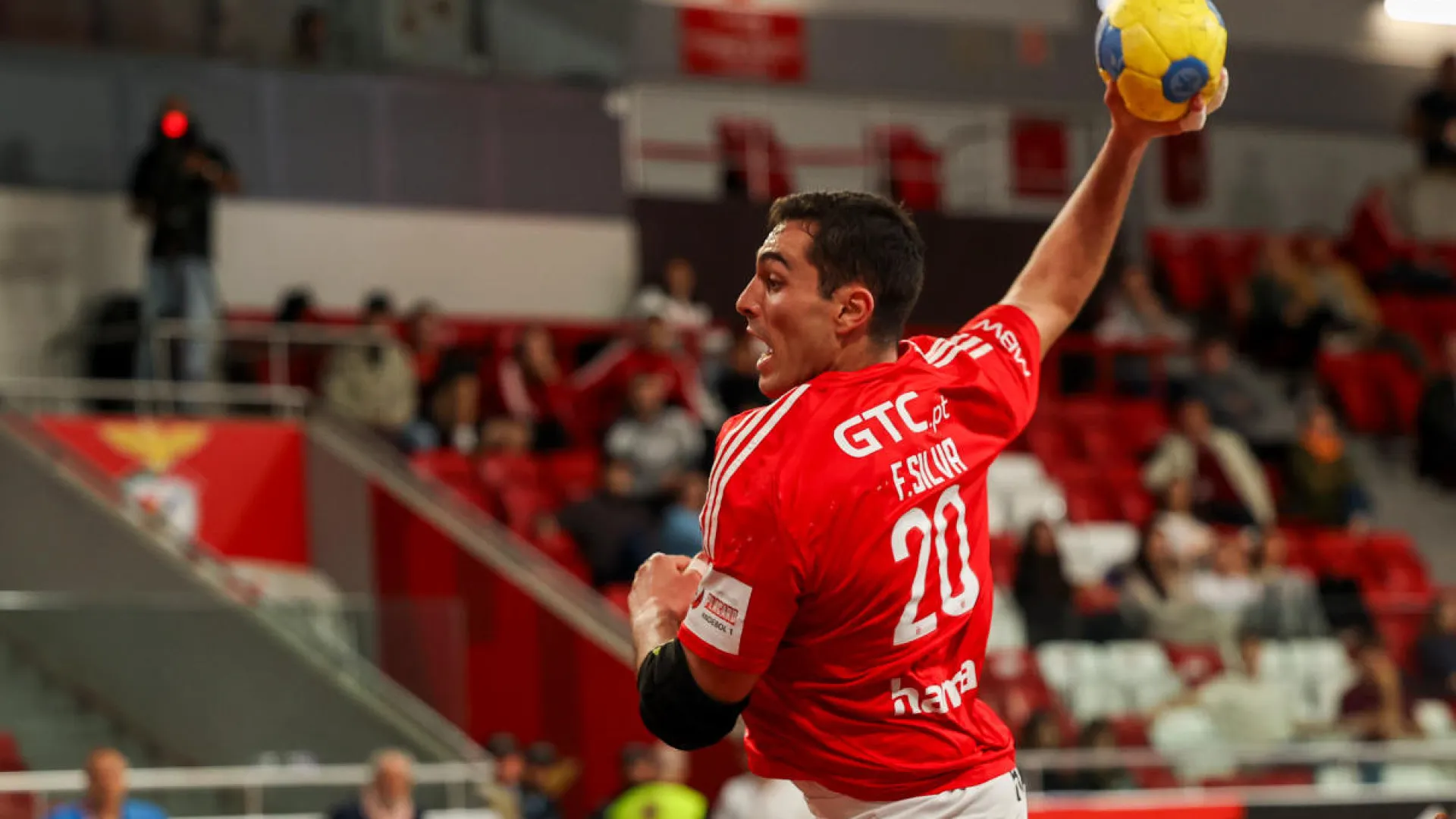 
                    Benfica e FC Porto arrancam vitórias na Liga Europeia
                