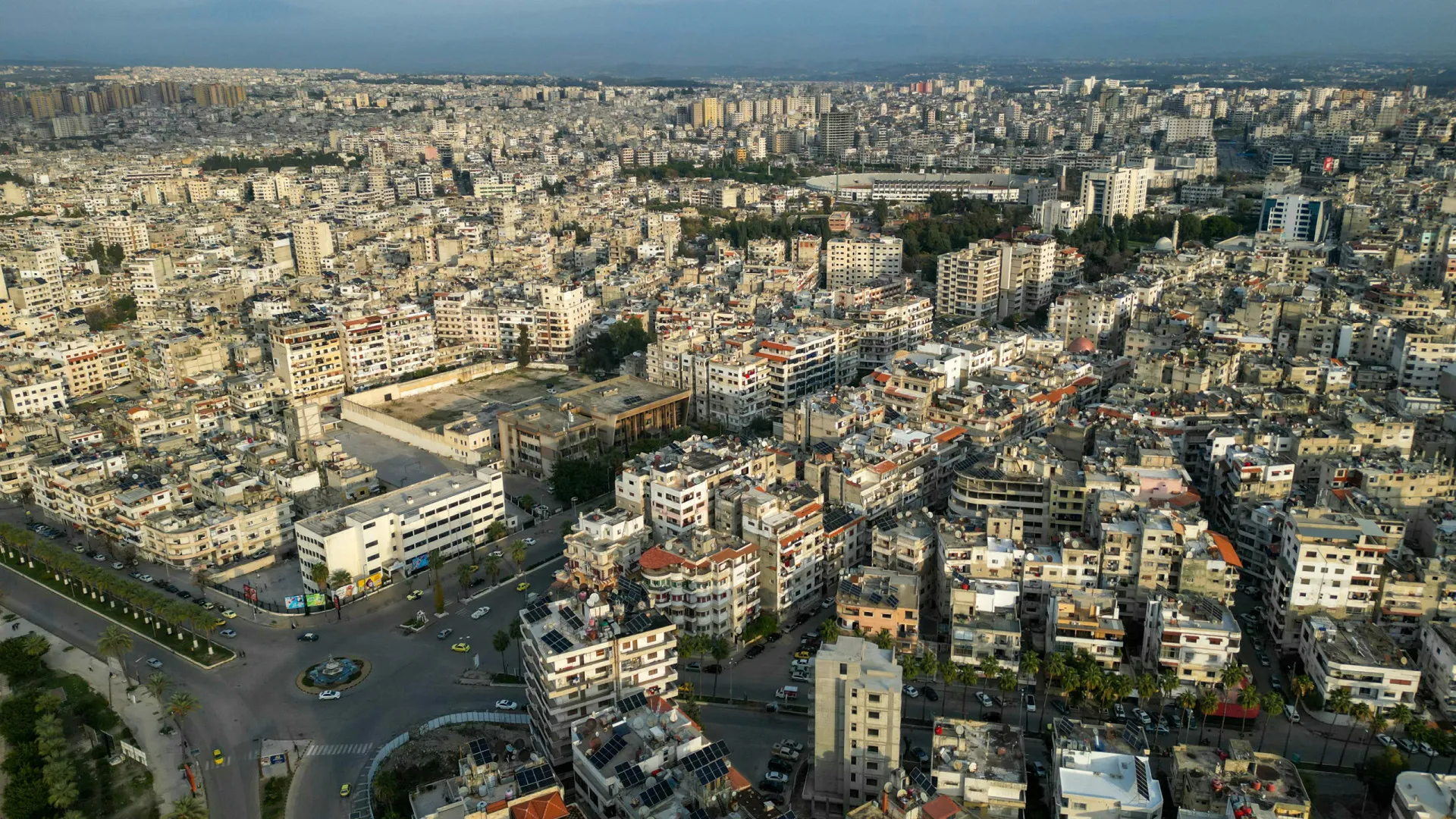 
                    Bombardeamento de origem desconhecida atinge área de base militar em Damasco
                