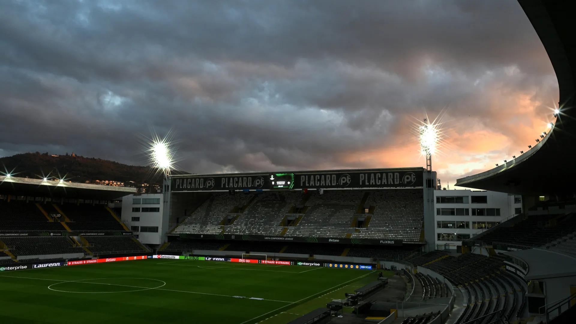 
                    Vitória SC e 'aflito' AVS abrem 12.ª jornada no regresso da I Liga 
                