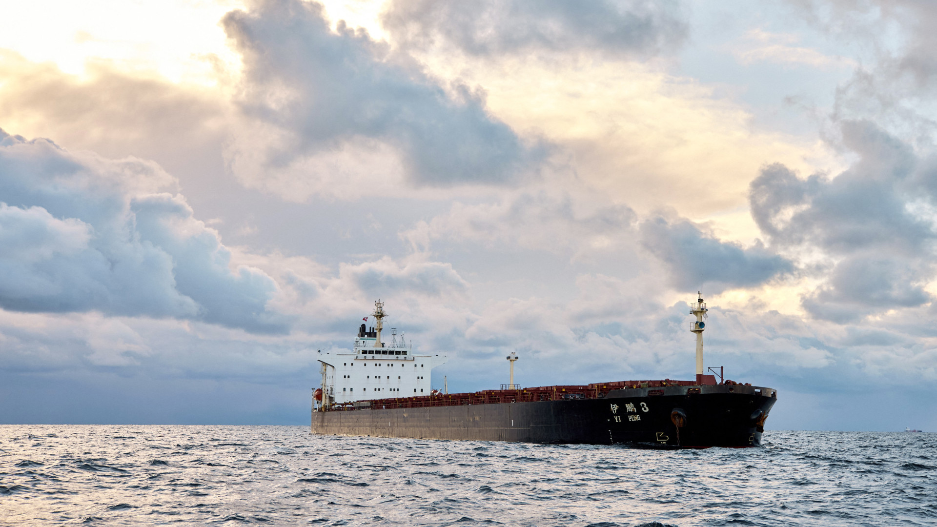 Navio chinês suspeito de romper cabos no Báltico segue viagem