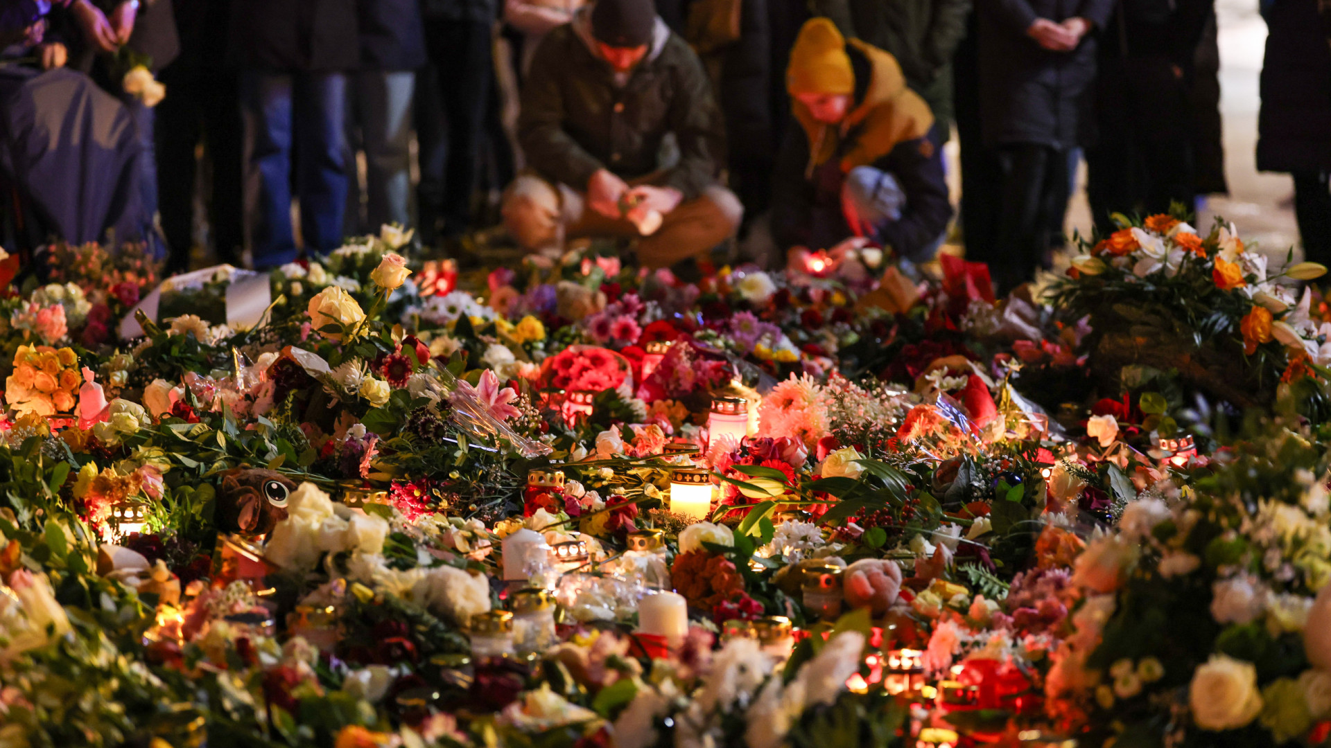 Magdeburg enche-se de velas e flores após ataque a mercado de Natal