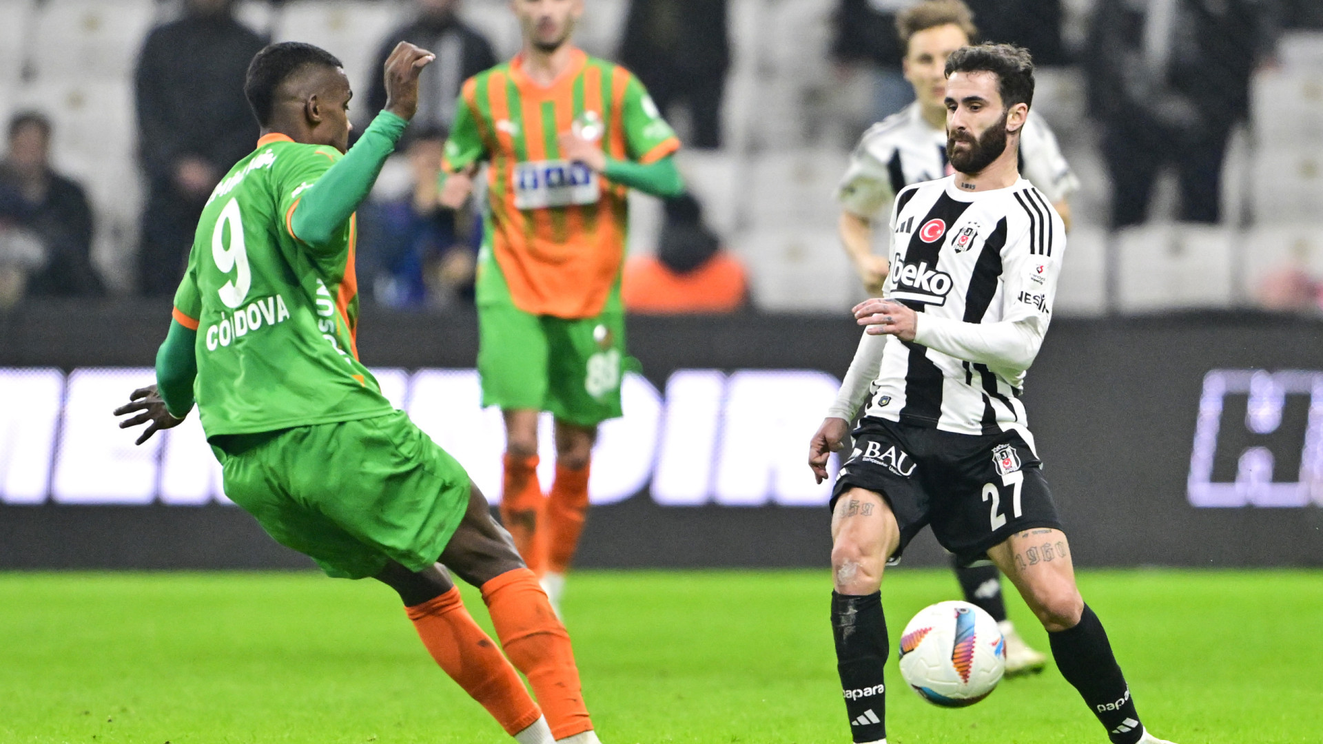 Portugueses sorriem de um lado e de outro. Besiktas empata Alanyaspor