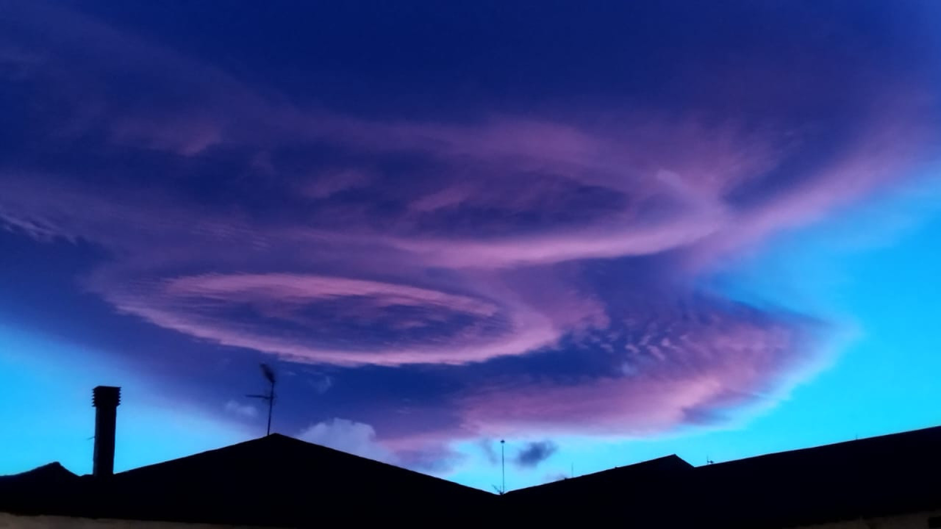 Fim de semana termina com nuvens lenticulares em Bragança. E há imagens