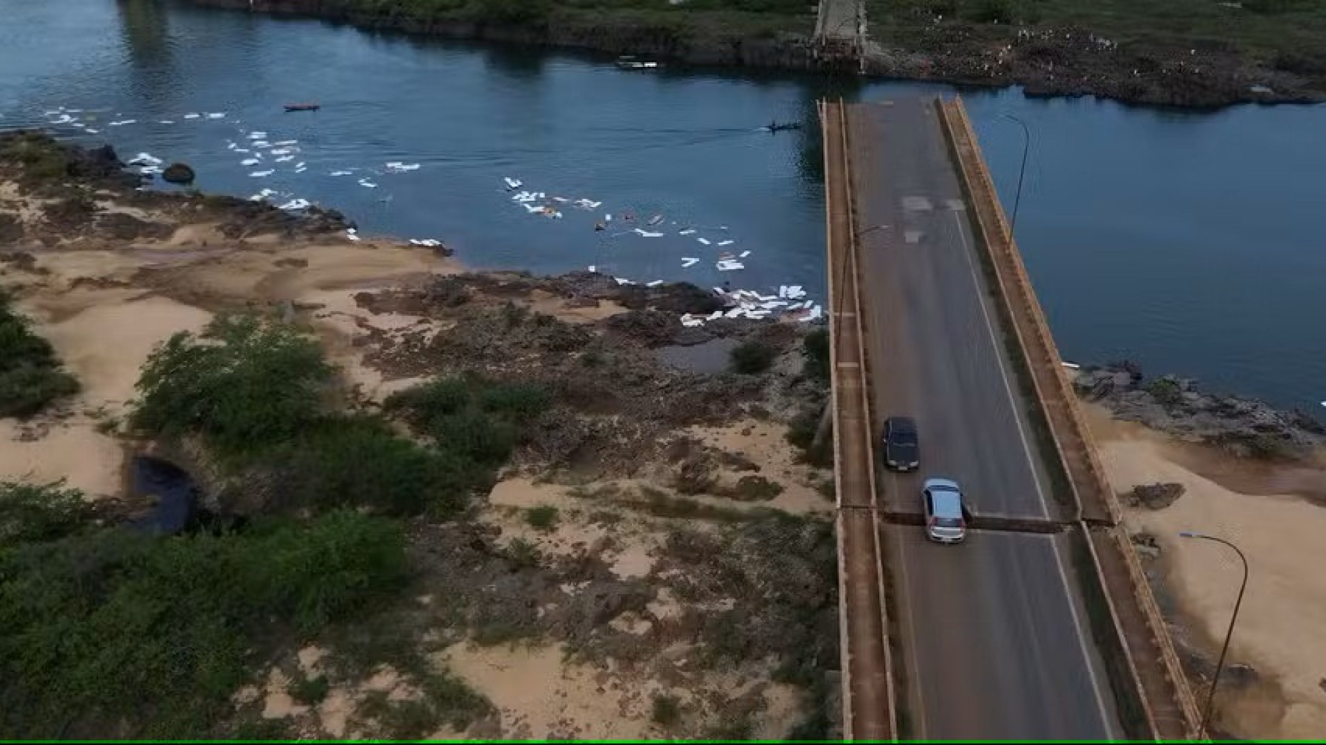 Imagem aérea mostra carro preso em fenda de ponte que colapsou no Brasil