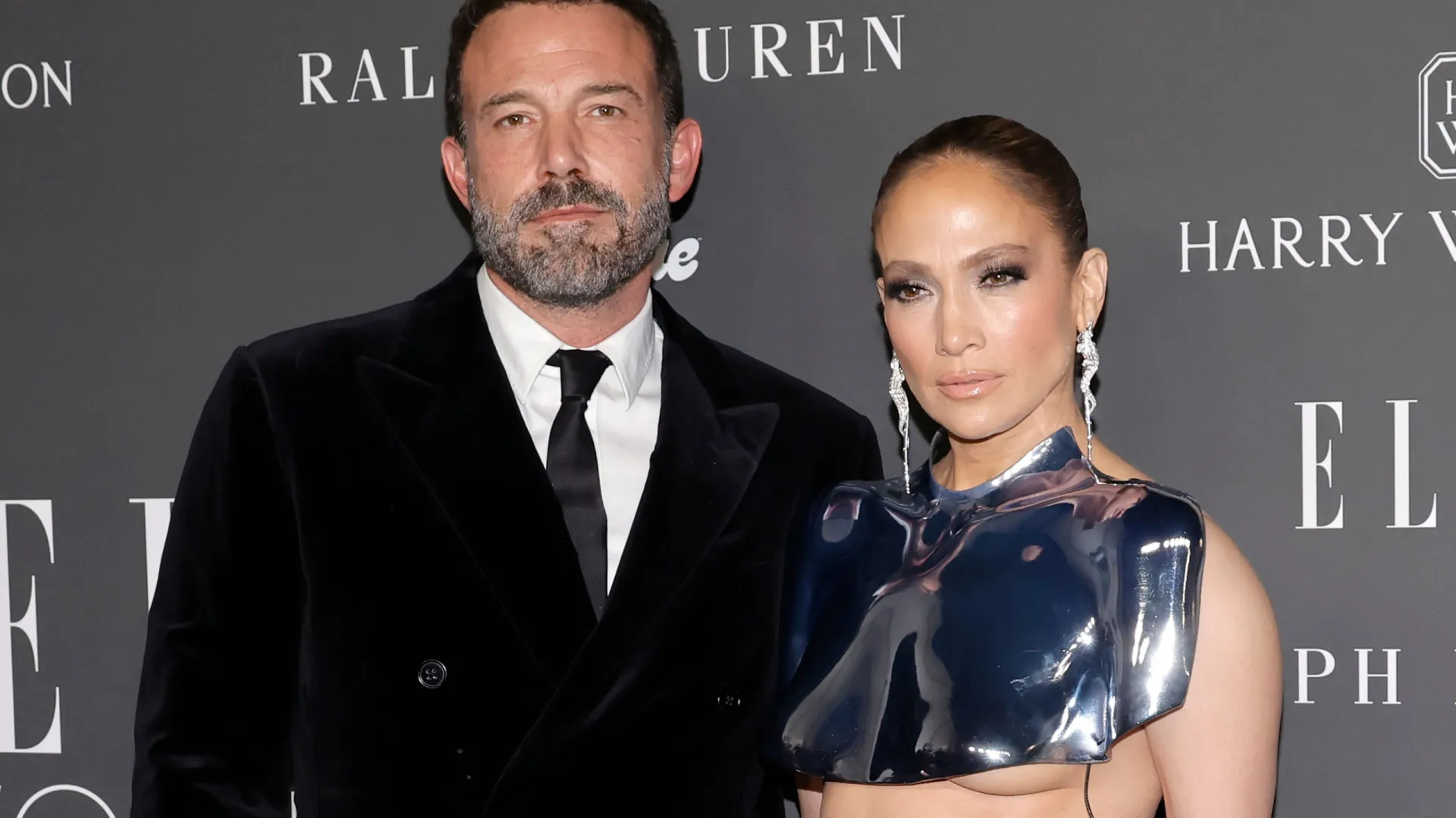 
                    Ben Affleck e Jennifer Lopez retiram (novamente) a casa do mercado 
                