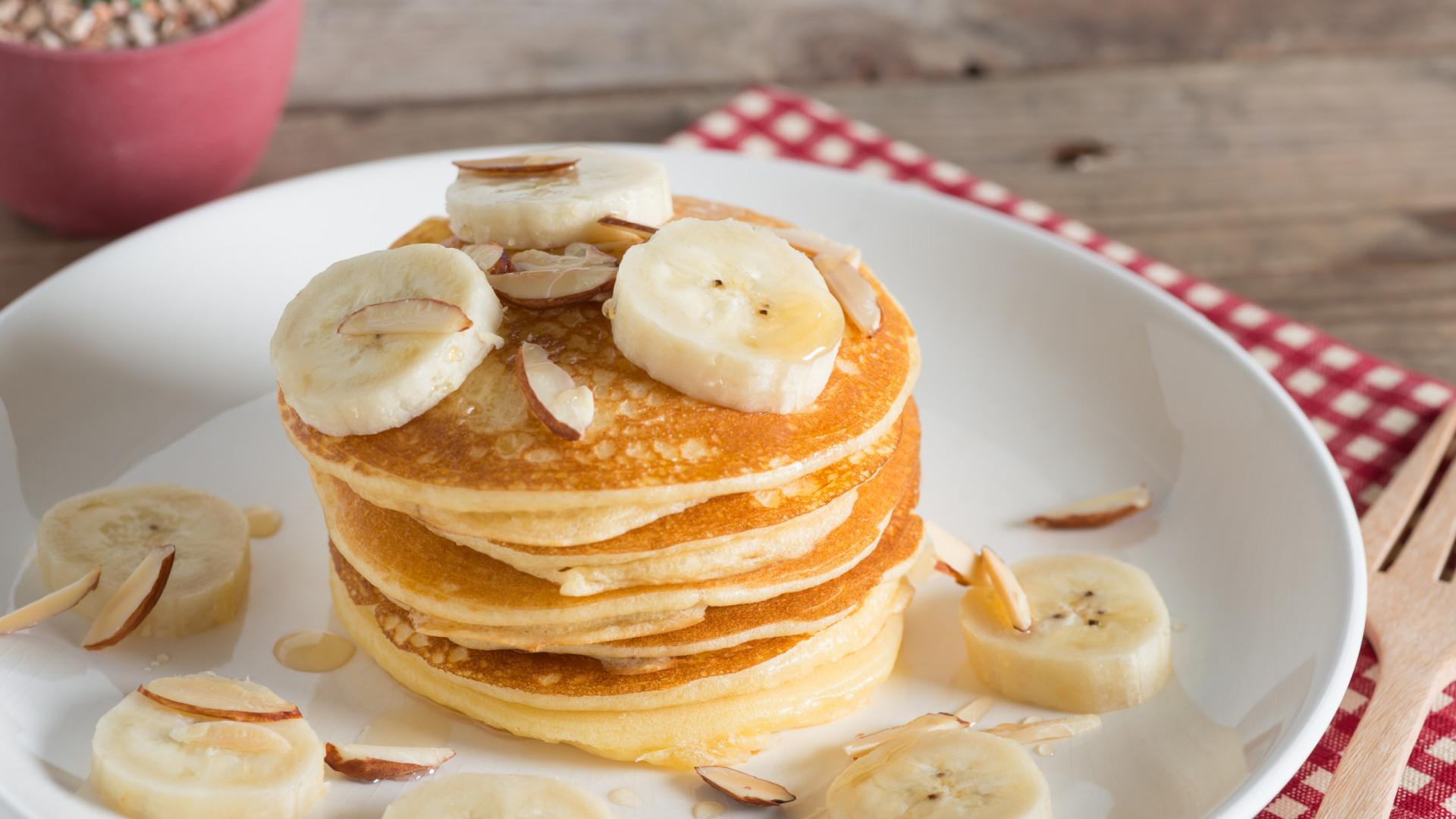 Receita de panquecas de banana e amêndoa para comer sem culpa