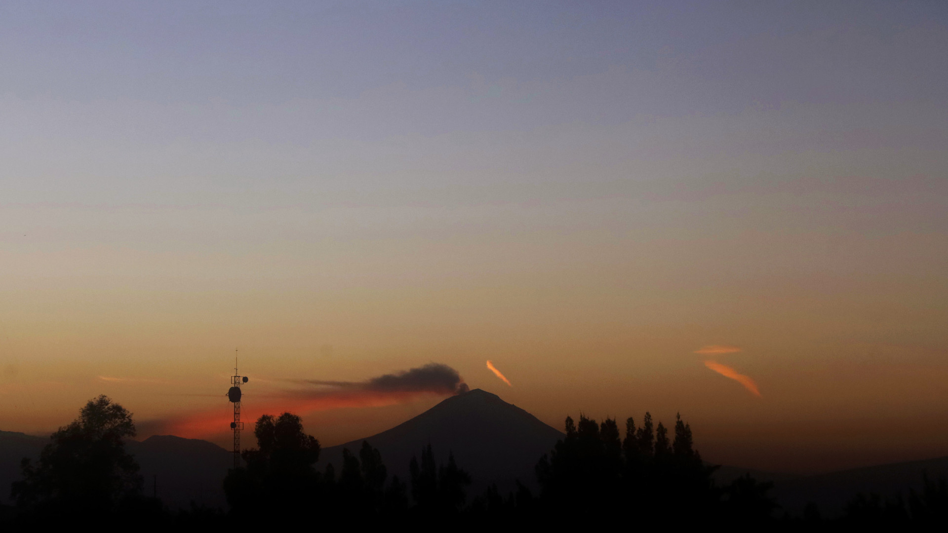 Vulcão Popocatépetl entra em atividade no México. Veja as imagens