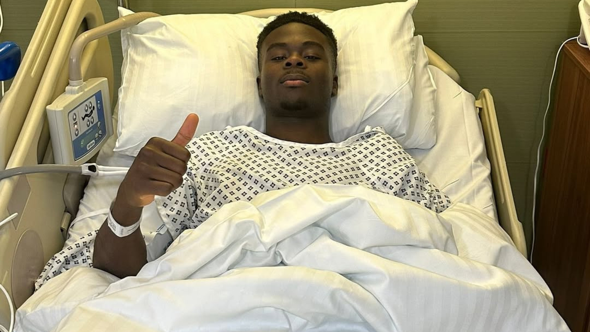 Bukayo Saka já foi operado e envia mensagem a partir da cama do hospital