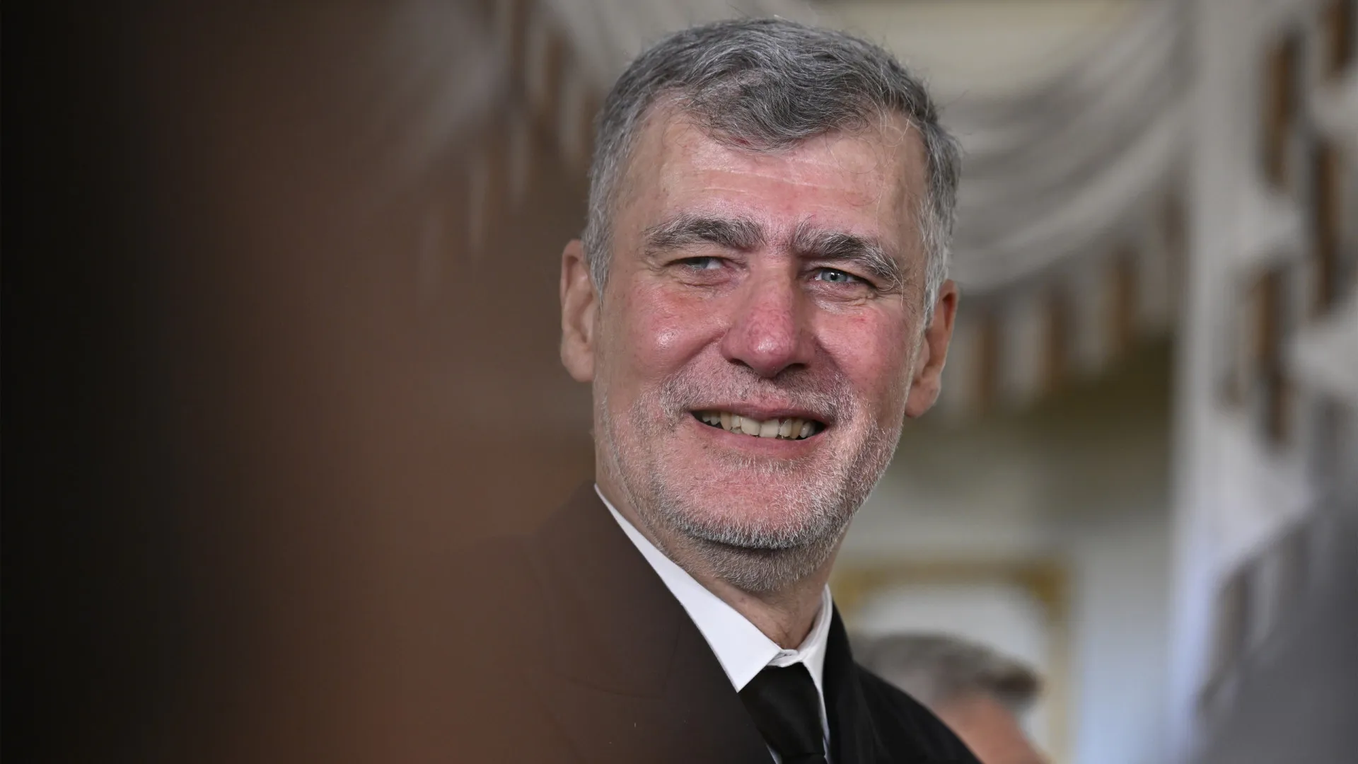 
                    Gouveia e Melo formaliza candidatura com mais de 10.000 assinaturas
                