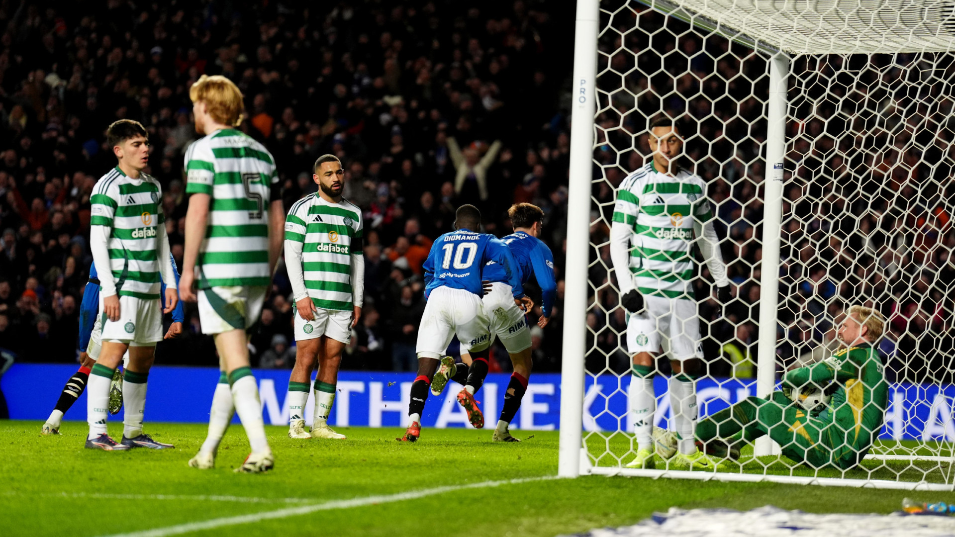 Rangers bate Celtic em casa e reduz distâncias entre os dois