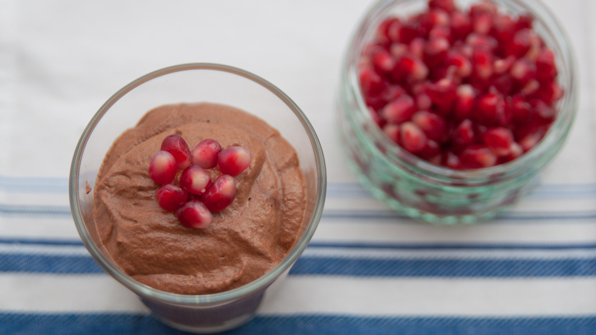 Receita saudável de mousse de chocolate com romã para comer sem culpa