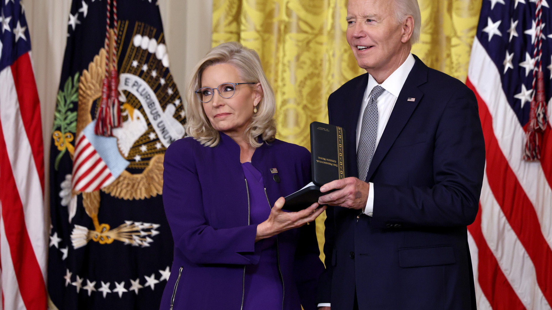 Biden condecora Liz Cheney, crítica feroz de Trump