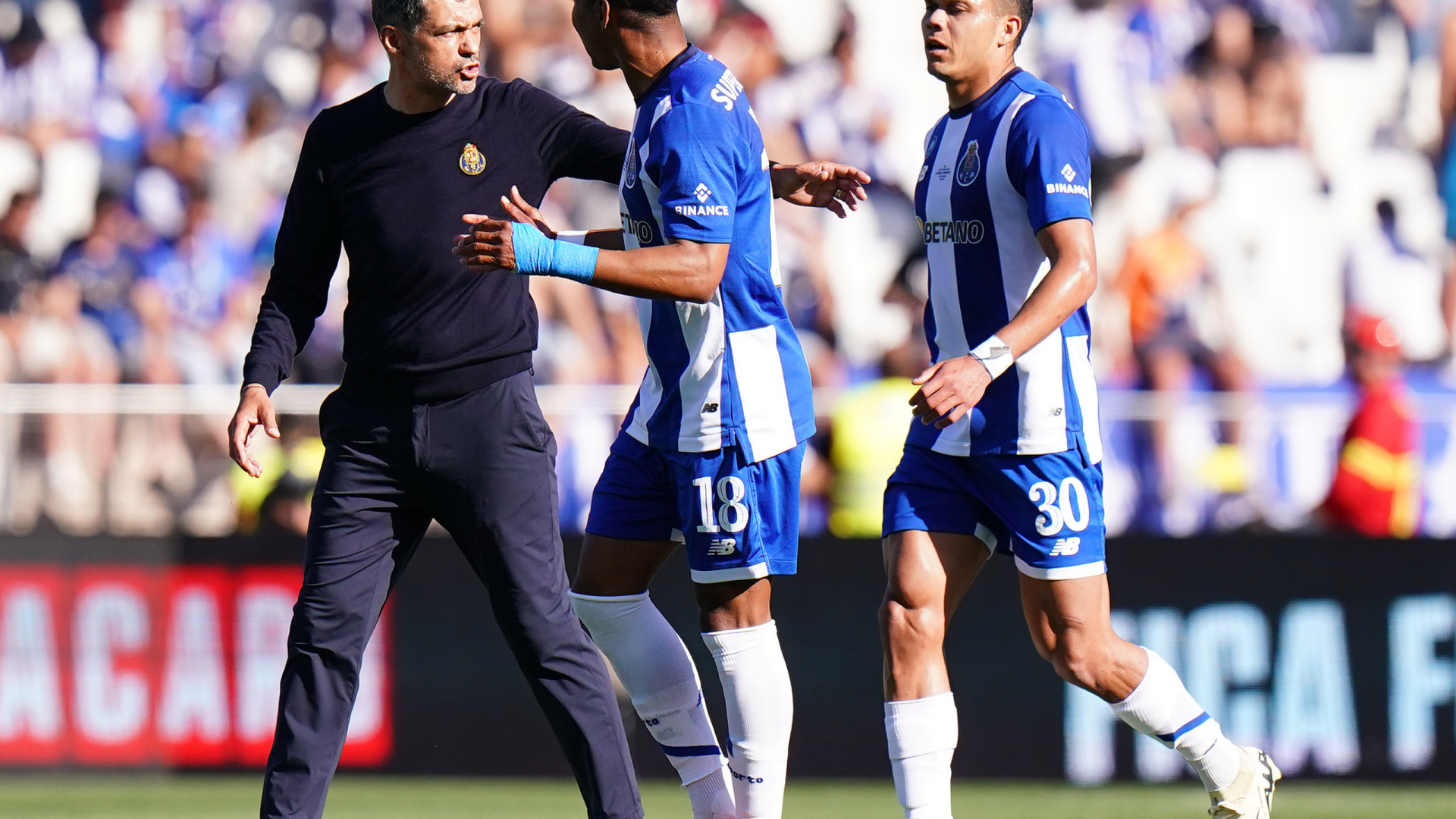 Jogador afastado por Vítor Bruno atento à estreia de Sérgio Conceição