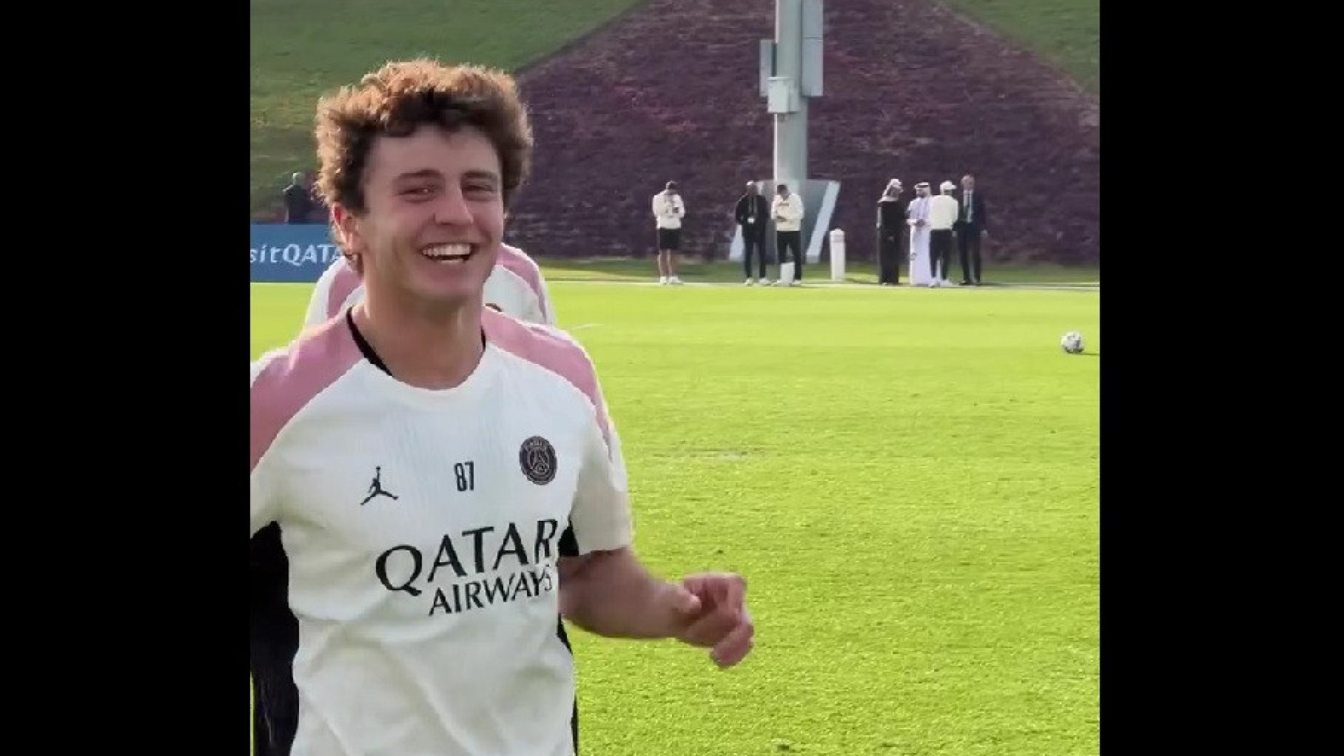 João Neves aponta golaço no treino do Paris SG e sorriso não engana