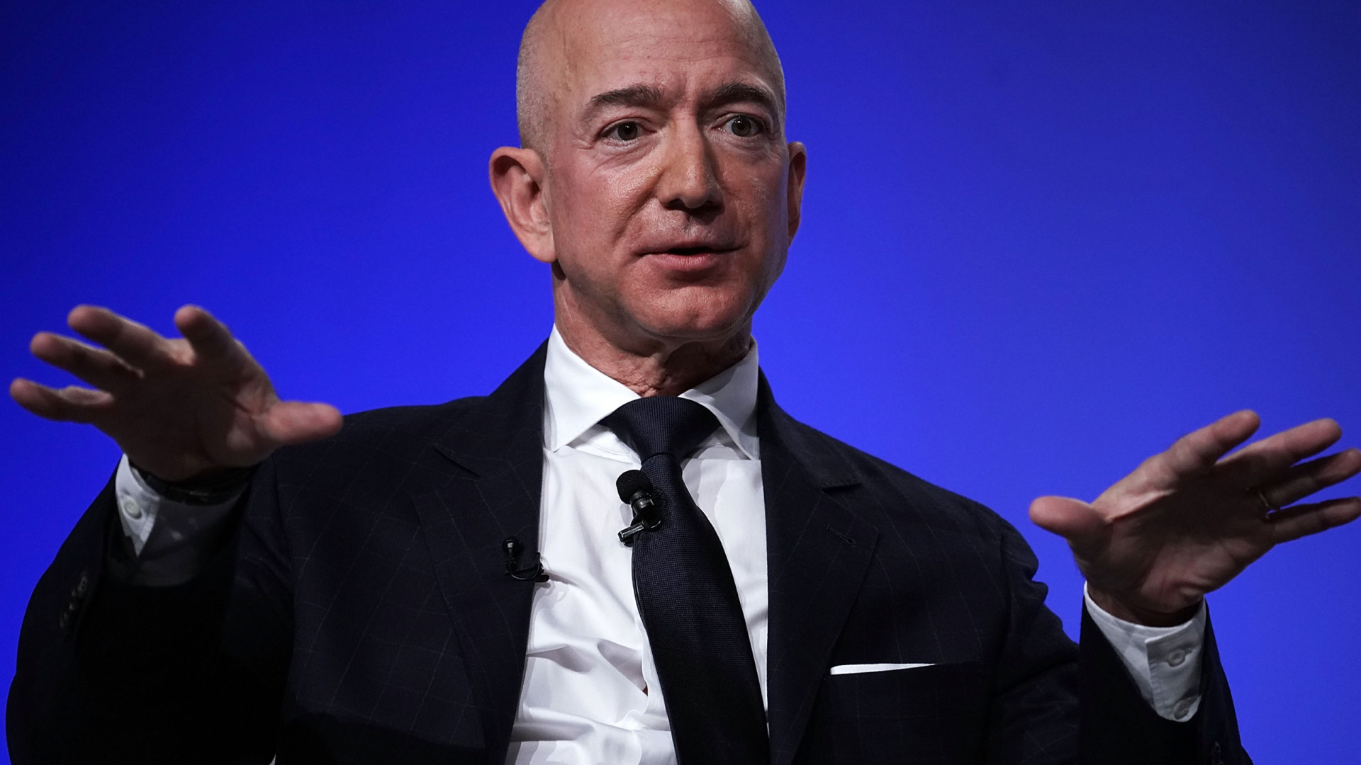 Demite-se do Washington Post após cartoon com Bezos ser rejeitado