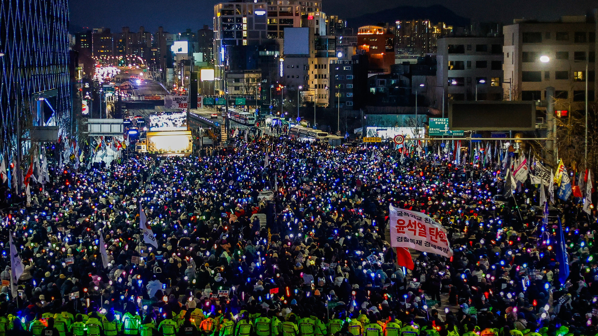 Protestos em Seul a favor e contra a detenção do presidente. As imagens