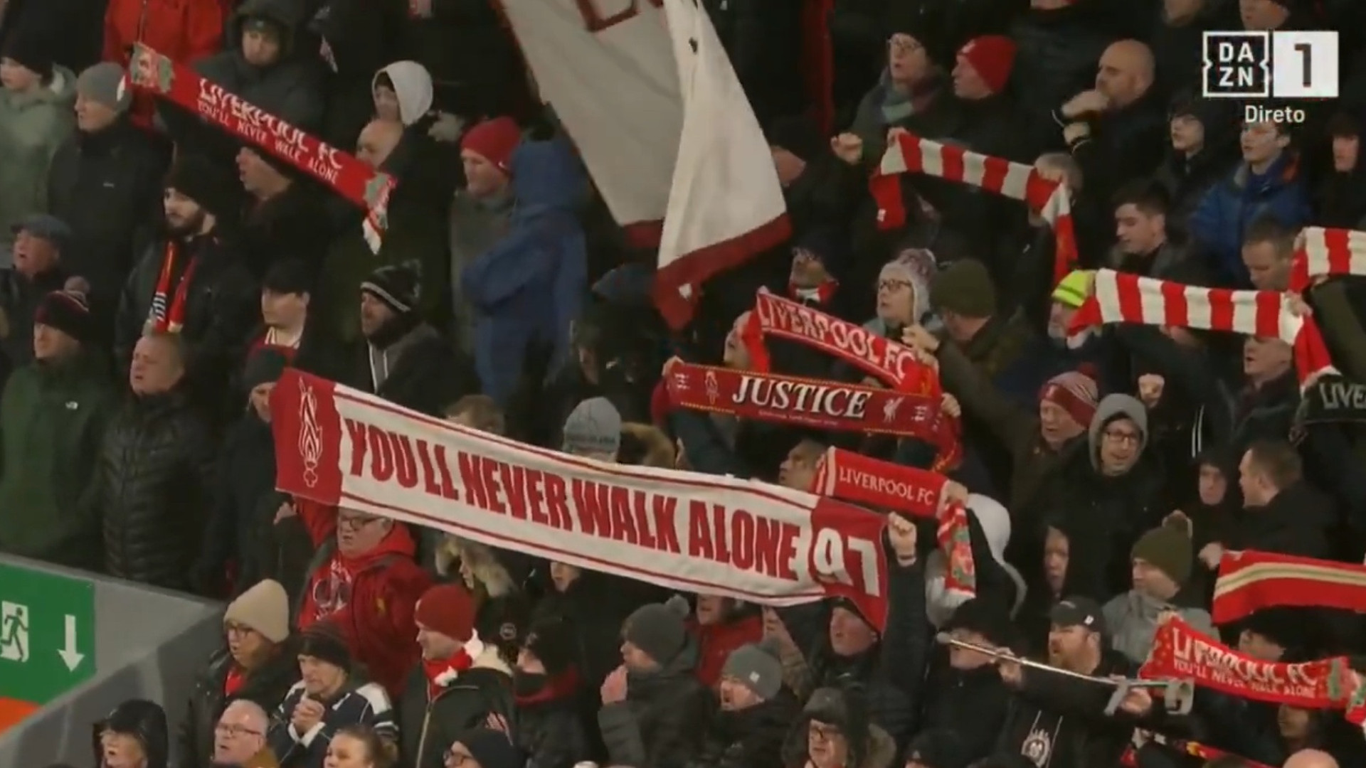 Arrepiante. 'You'll Never Walk Alone' aqueceu Liverpool-Manchester United