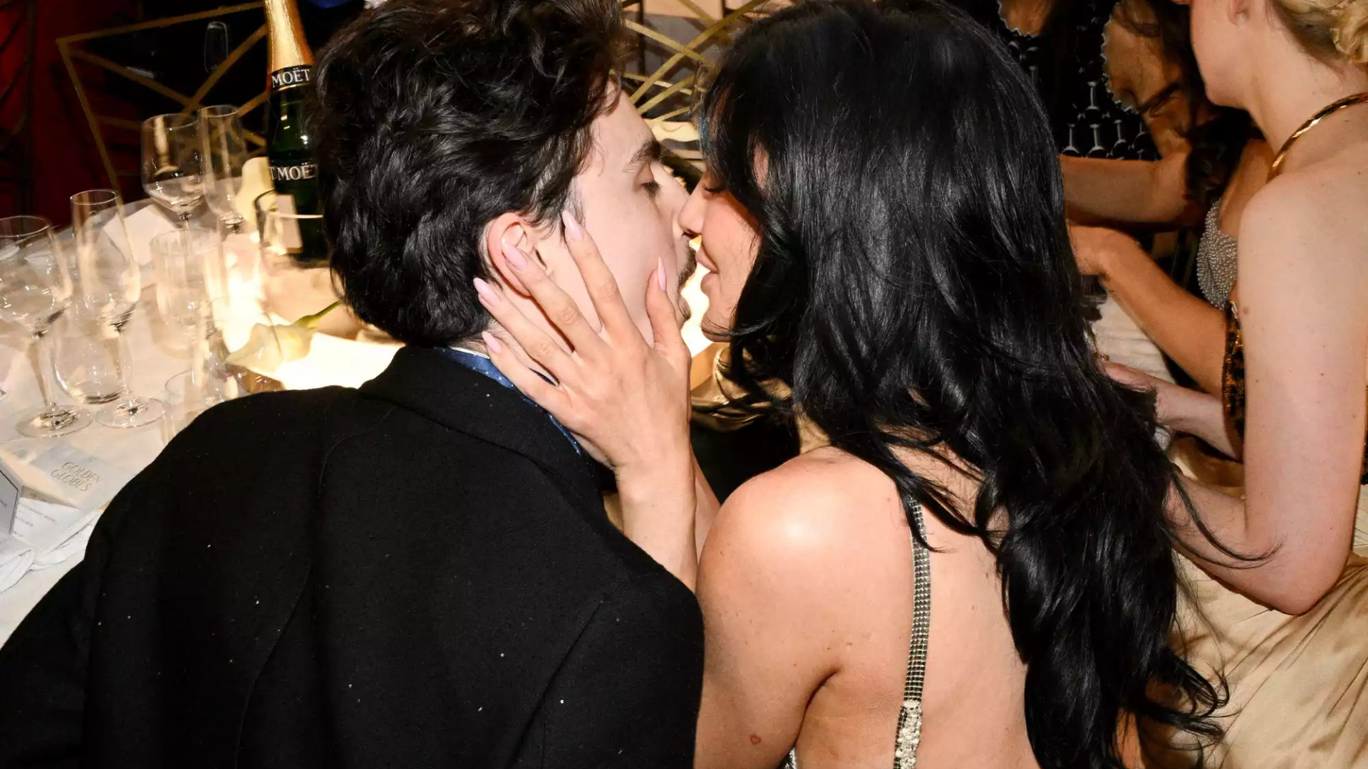 Kylie Jenner e Timothée. O beijo apaixonado do casal nos Globos de Ouro