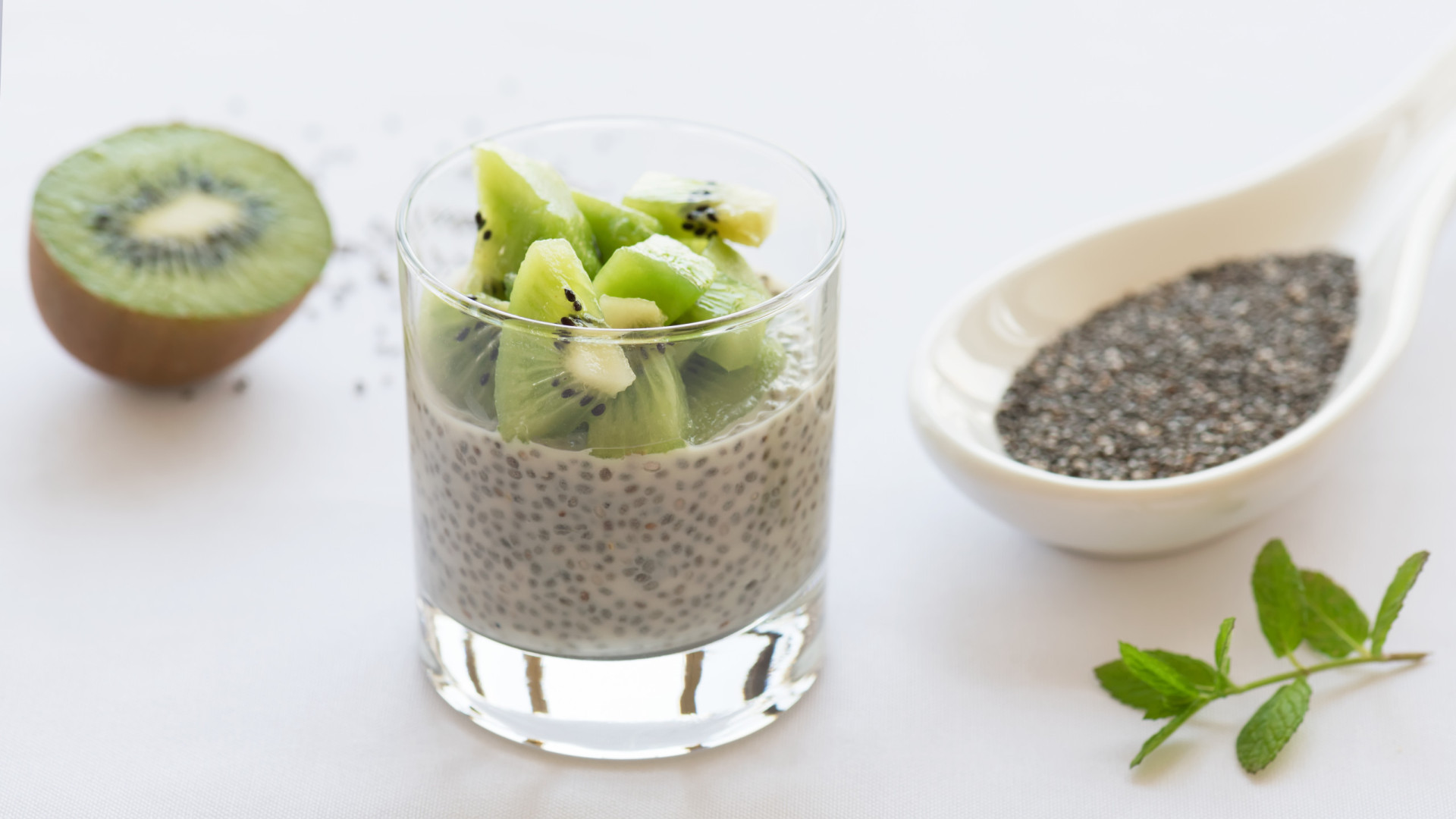 Pudim de chia com kiwi e ameixa, a receita ideal para vencer a obstipação