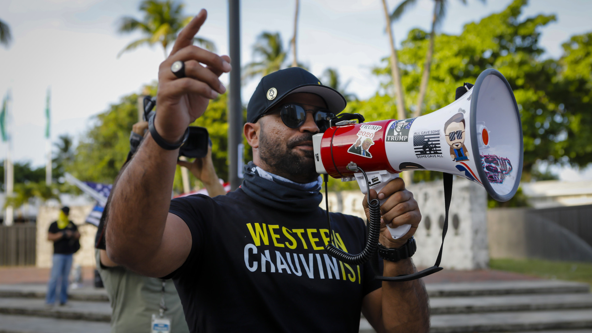 Ex-líder do grupo Proud Boys pede por perdão a Donald Trump