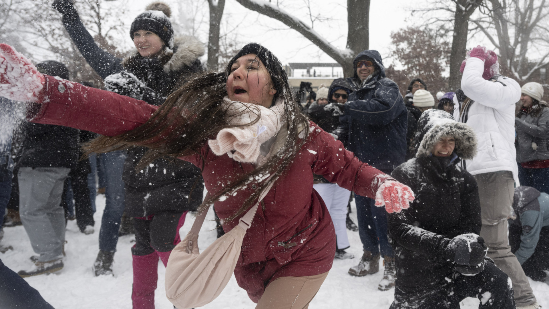 Centenas fazem luta de bolas de neve enquanto nevão cobre Washington