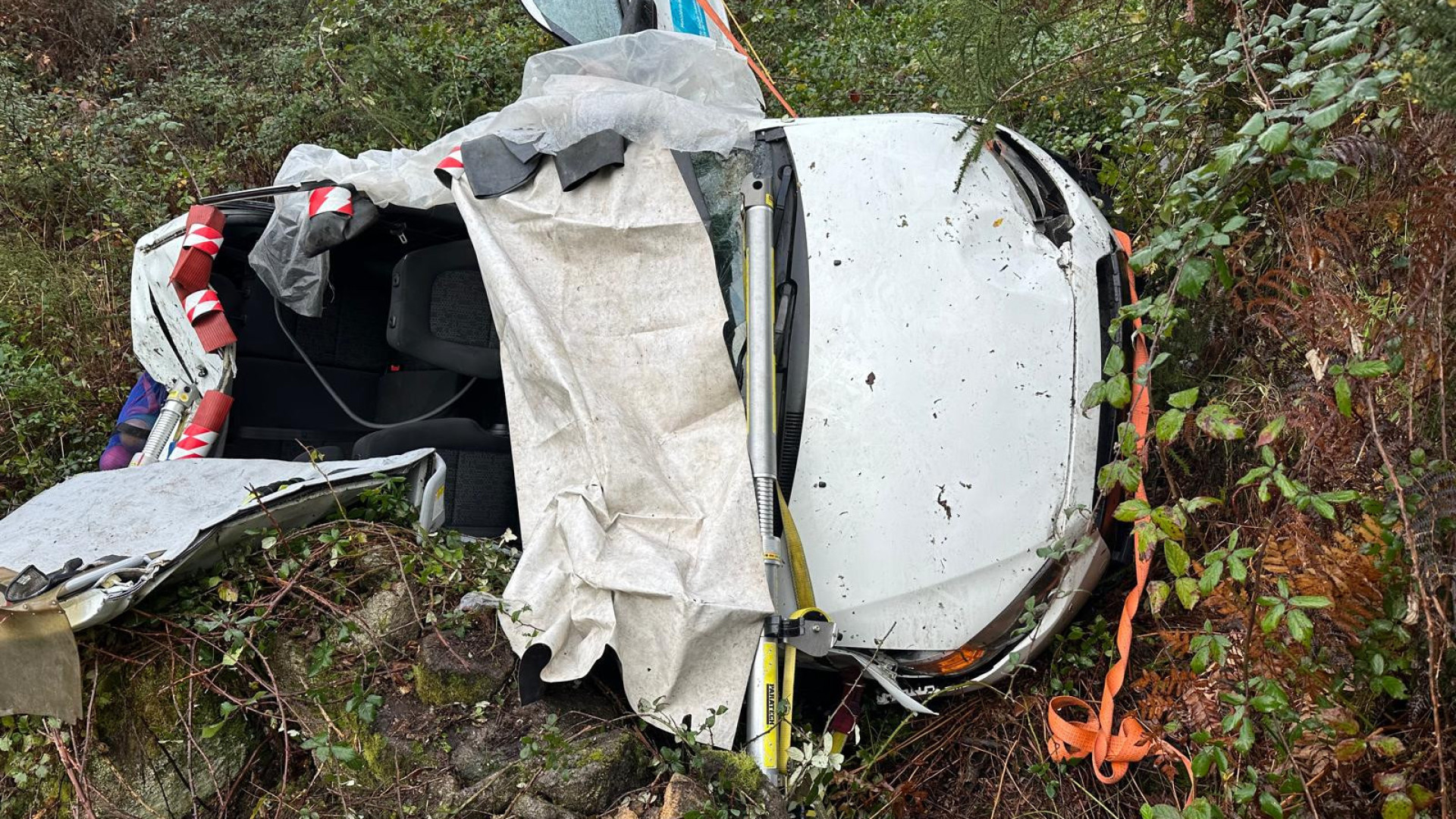 Dois feridos num despiste em Mondim de Basto. Carro caiu em ravina