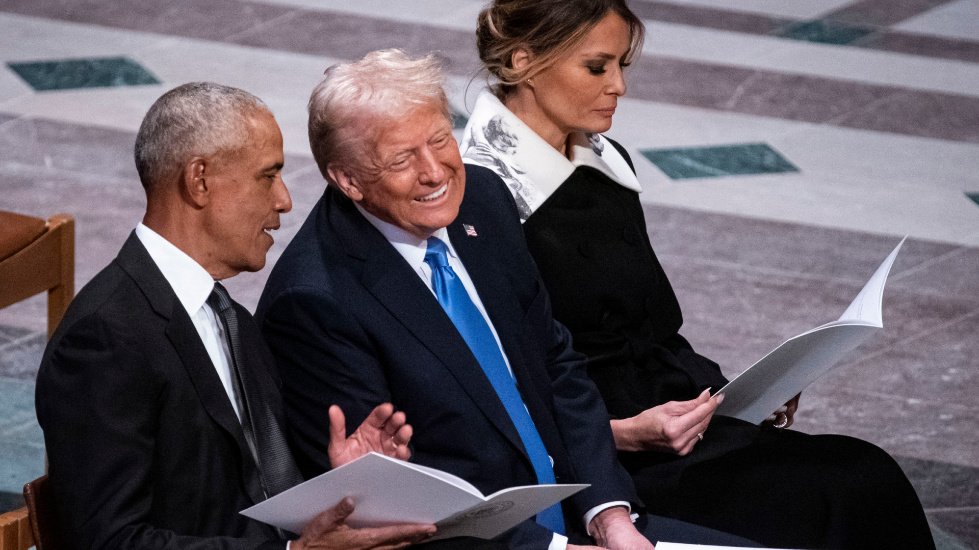 Obama e Trump sentaram-se juntos no funeral de Carter. O que disseram?