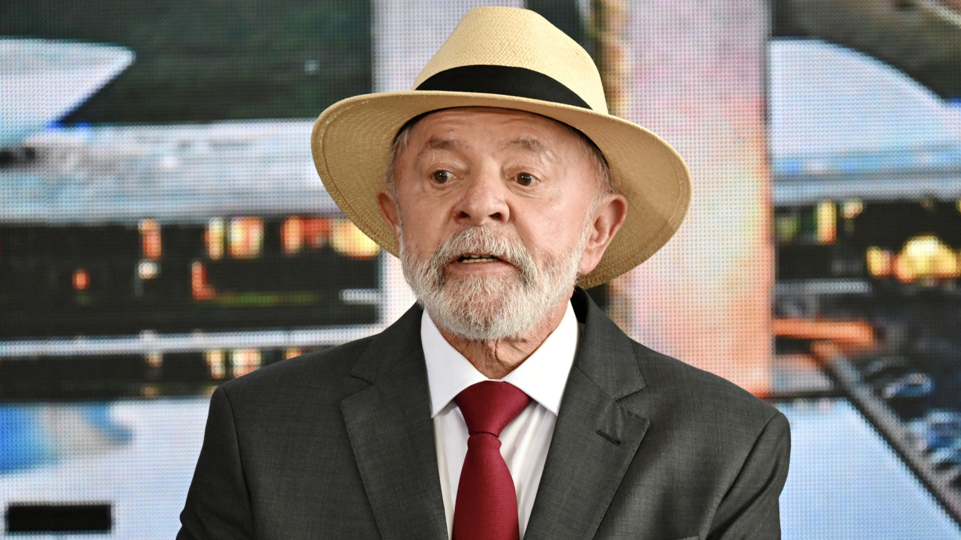 Lula assina lei que proíbe uso de telemóvel nas escolas brasileiras