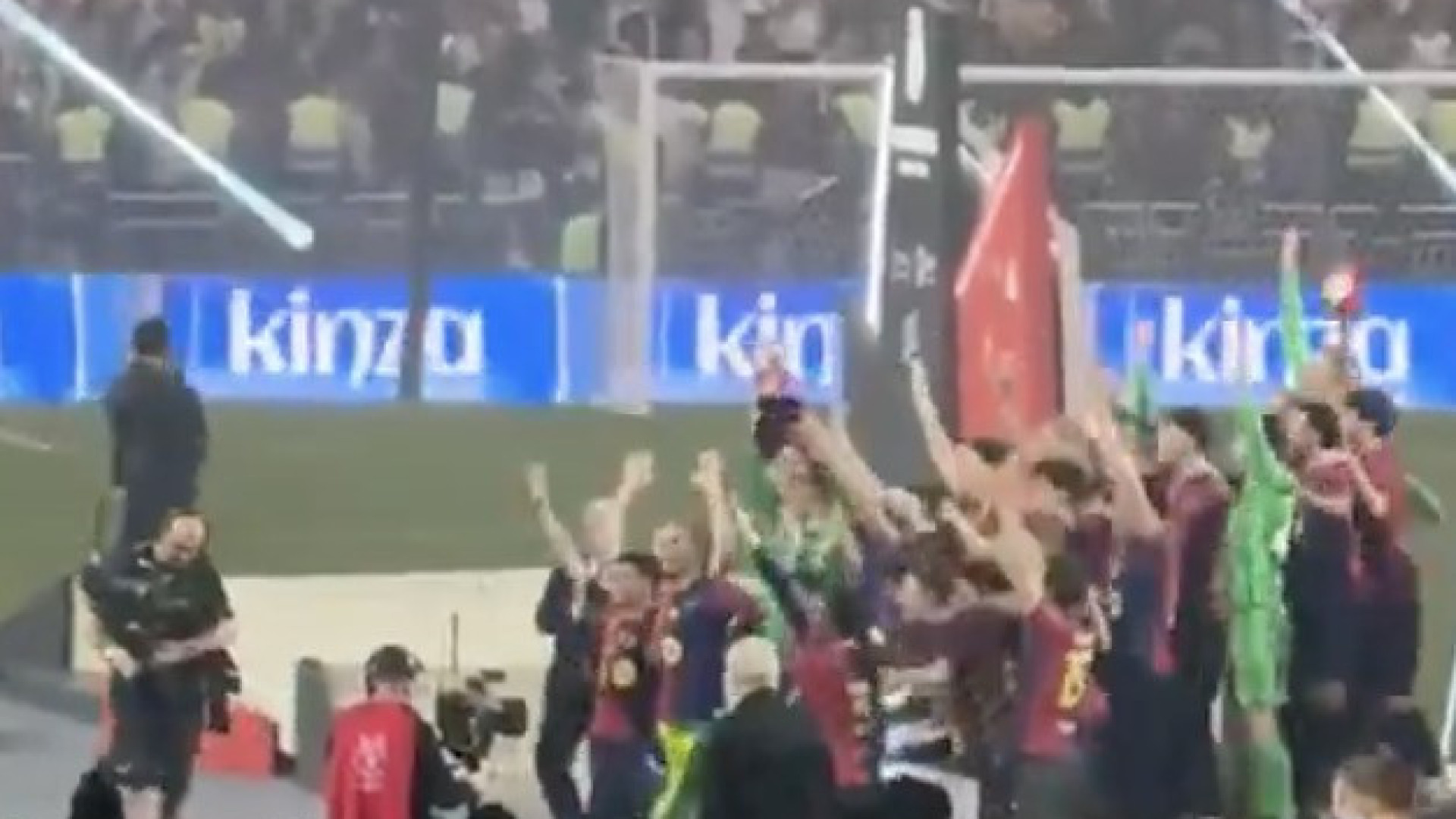 Já é viral: Foi assim que os jogadores do Real viram os do Barça festejar