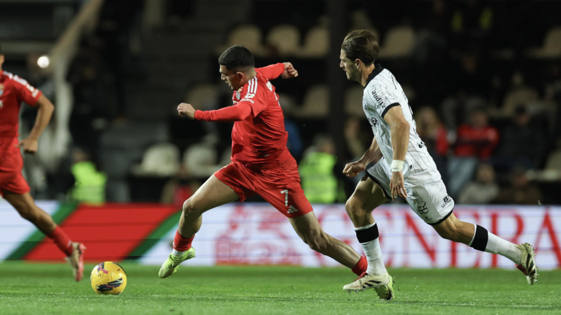 Cinco minutos à Benfica afundam o Farense. Águia segue em frente na Taça