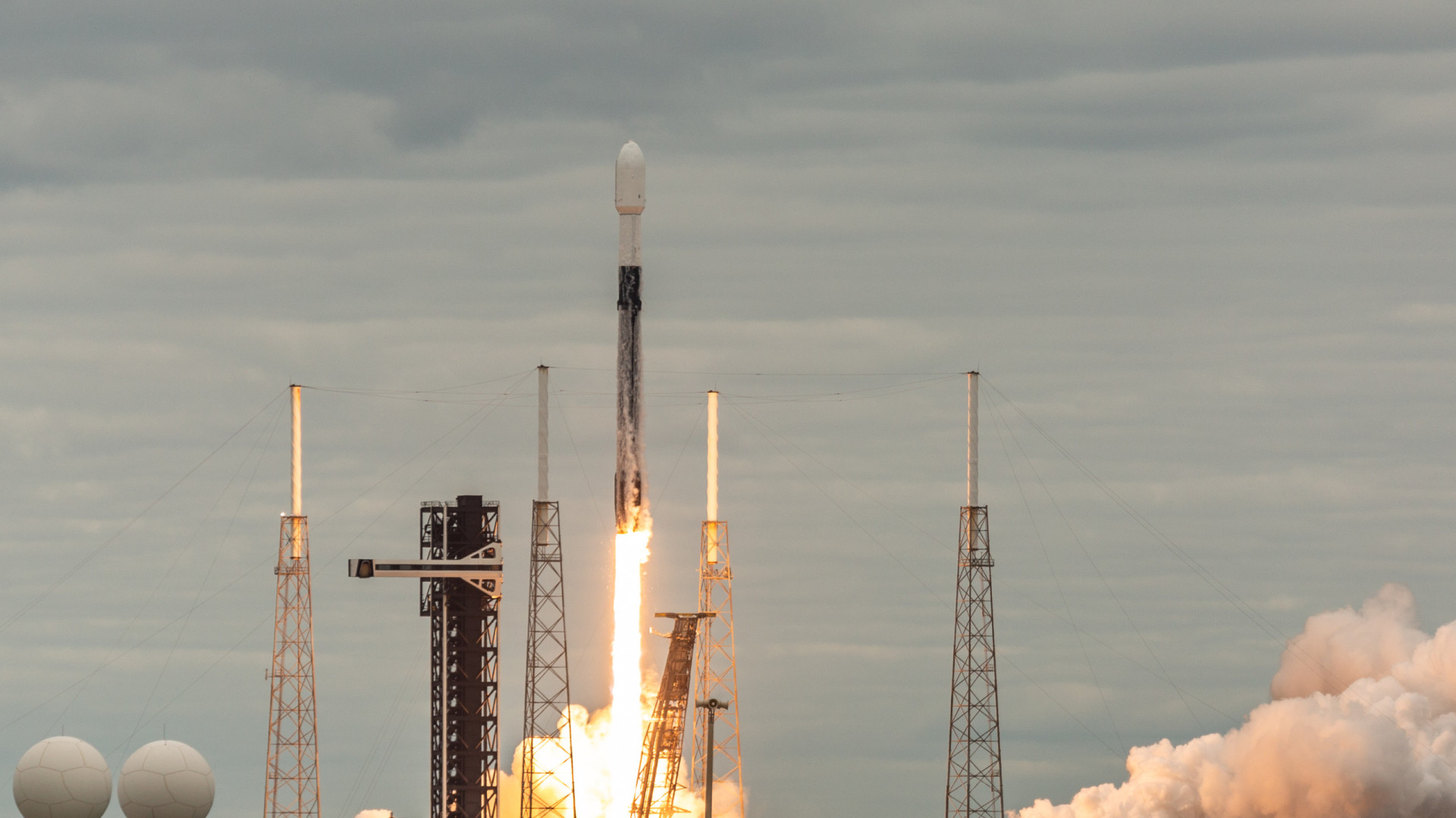 Foguetão da SpaceX  transporta duas sondas para a Lua