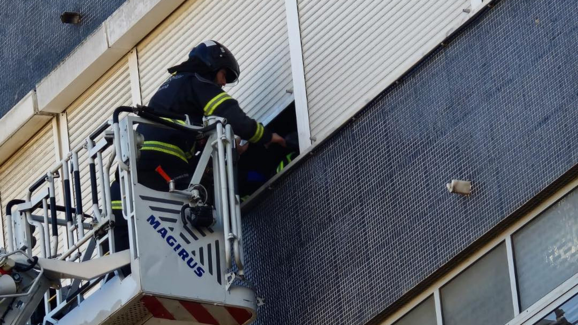 Bombeiros salvam idosa que estava caída em casa há mais de 6h em Lisboa