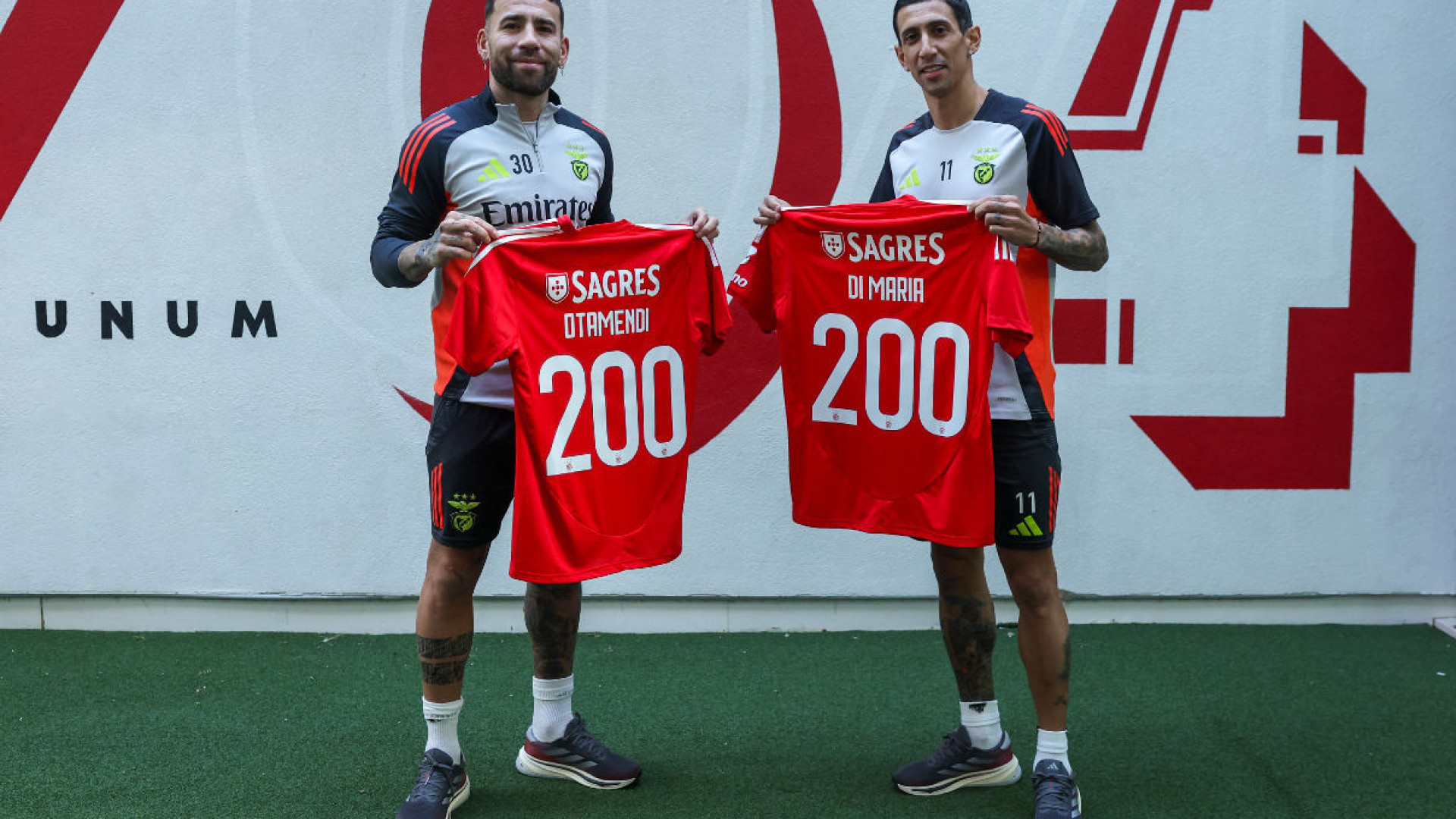 Otamendi e Di María receberam camisola especial no Benfica. Eis o motivo