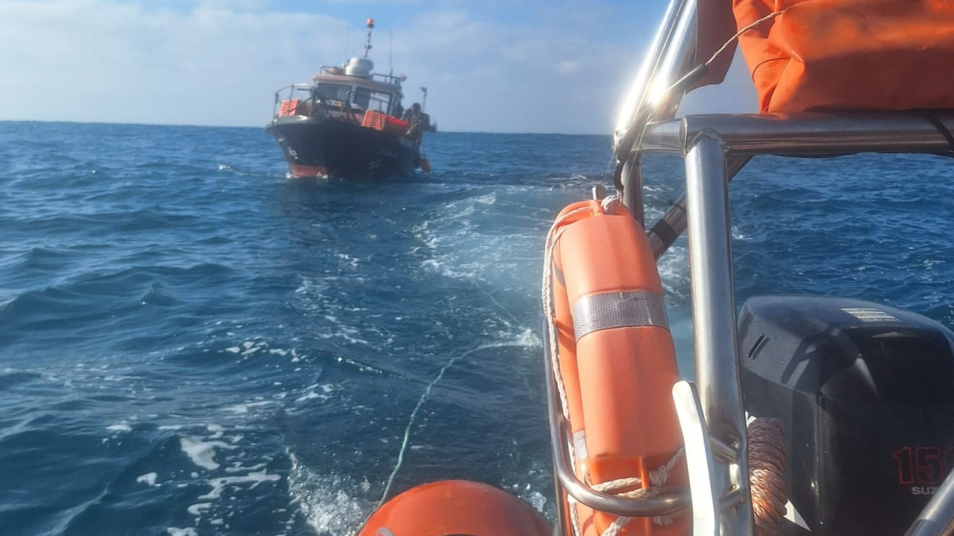 Embarcação “sem governo” auxiliada à entrada da barra do Porto da Nazaré