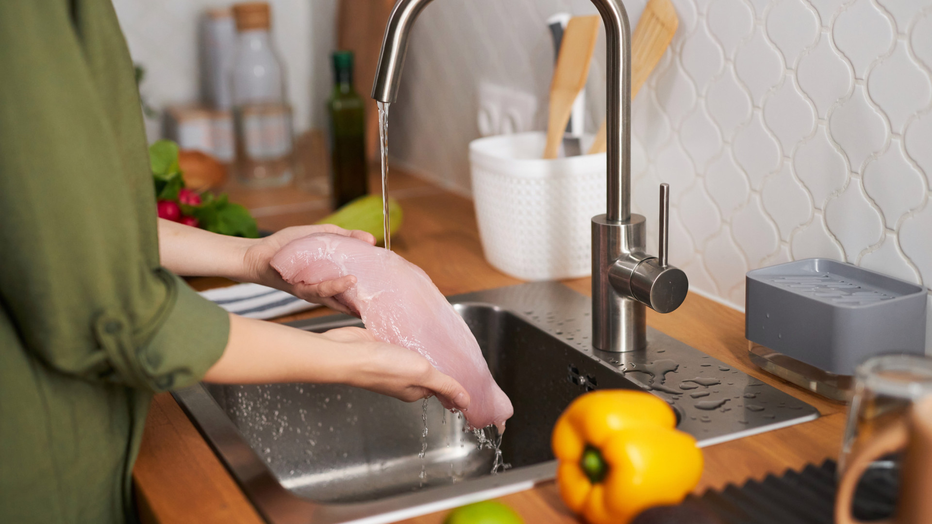 Nunca mais lave a carne antes de cozinhá-la. A explicação!