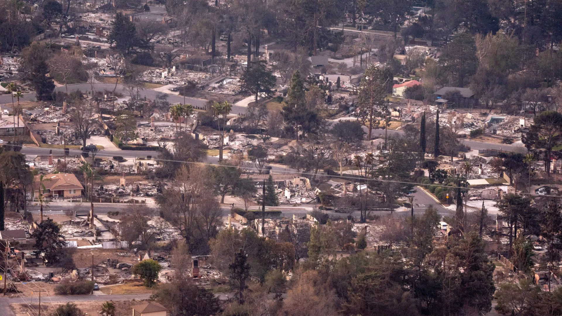 
                    Um ano depois dos fogos, Los Angeles recupera de cheias e deslizamentos
                