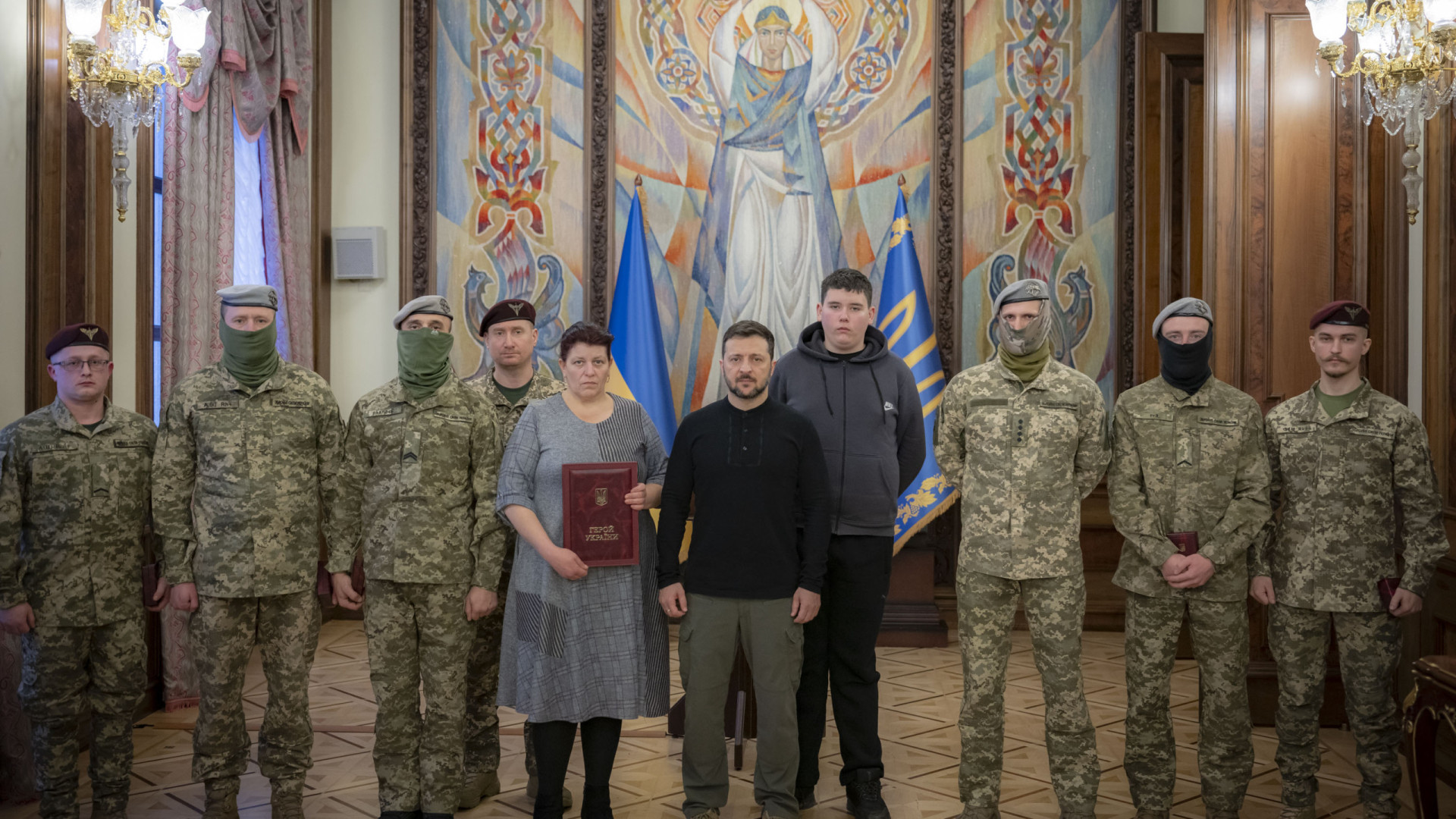 Zelensky condecora militares envolvidos na ofensiva em Kursk. As imagens